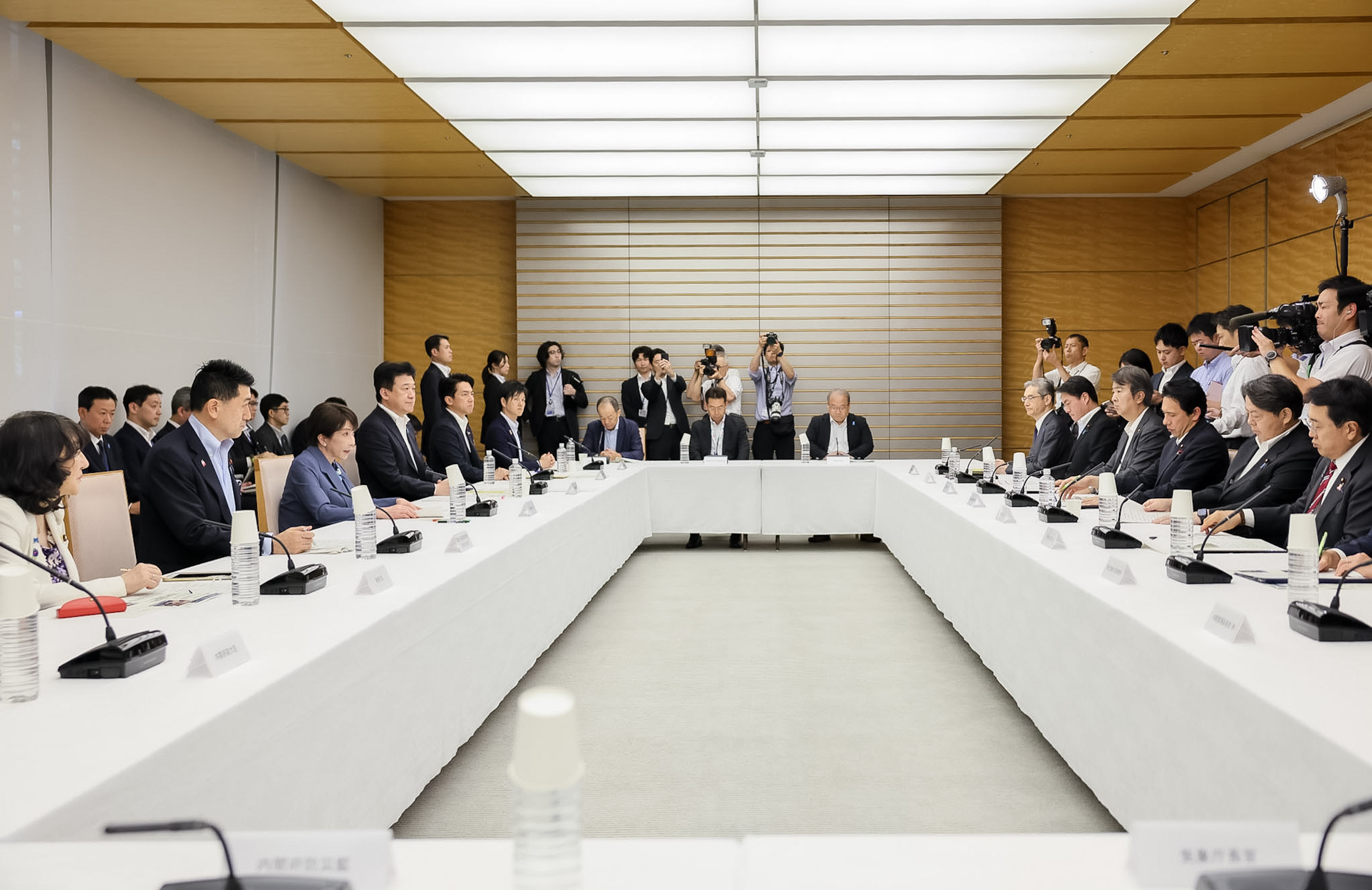 会議のまとめを行う高市総理３