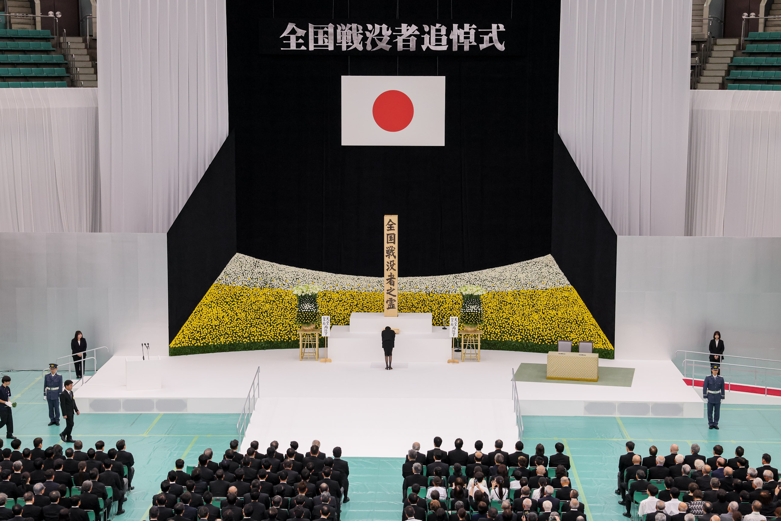 献花する高市総理１