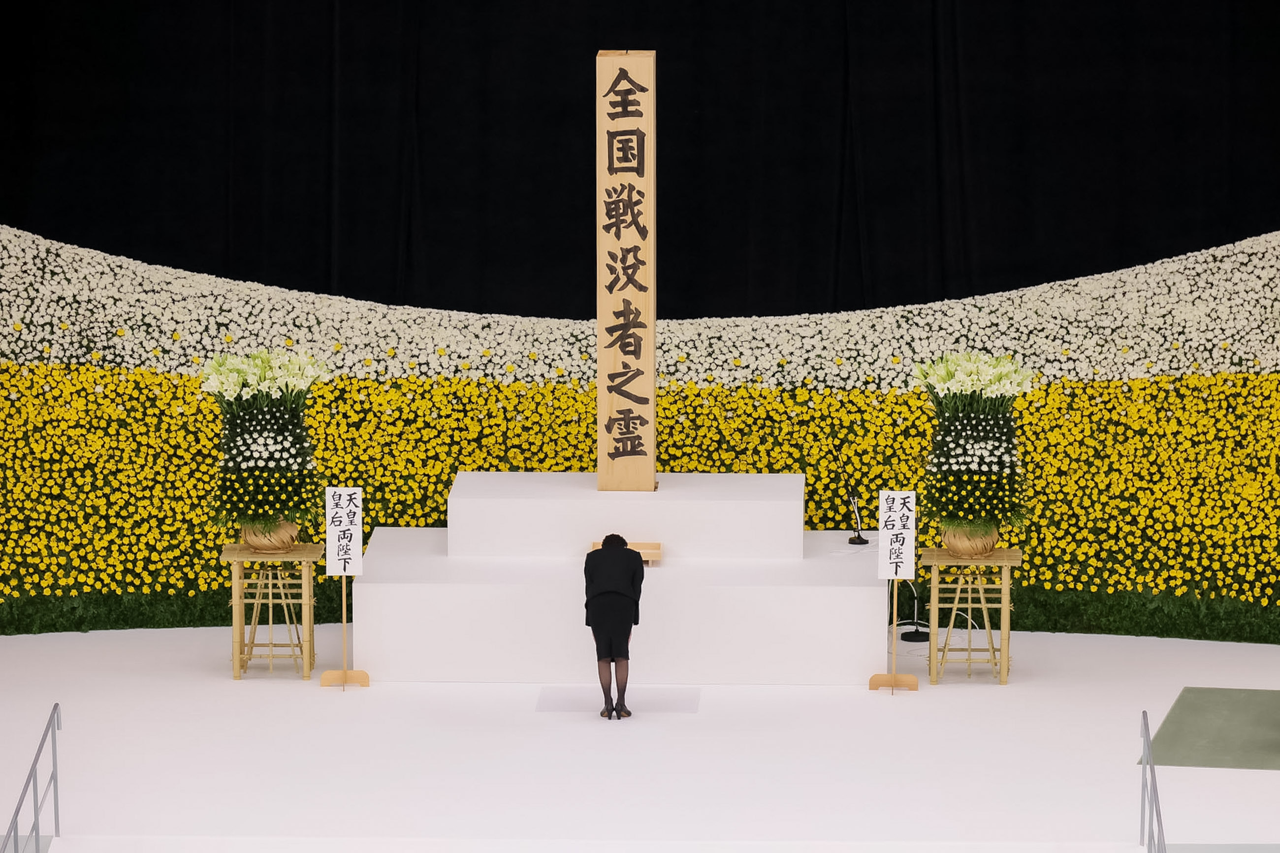 献花する高市総理３