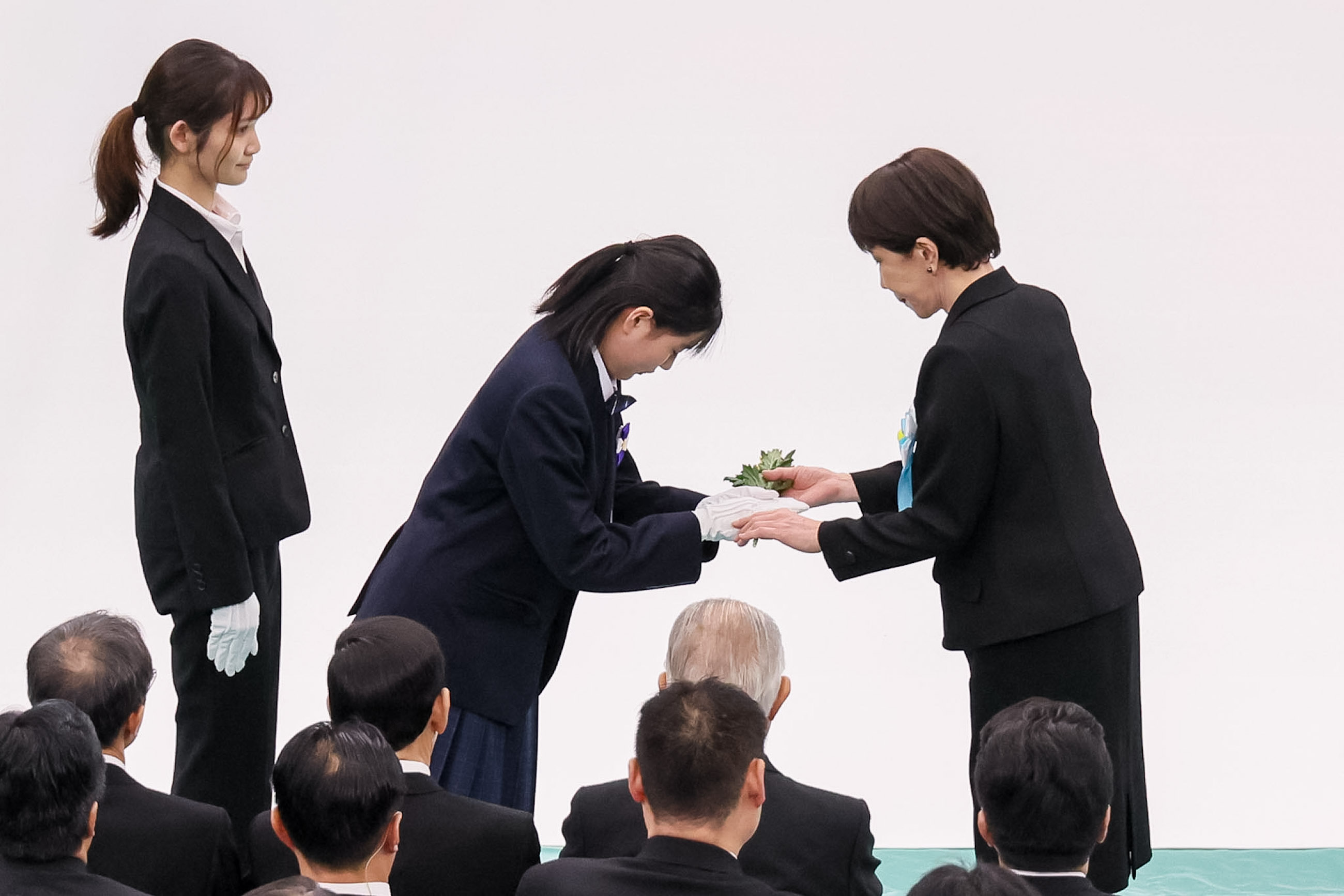 献花する高市総理４
