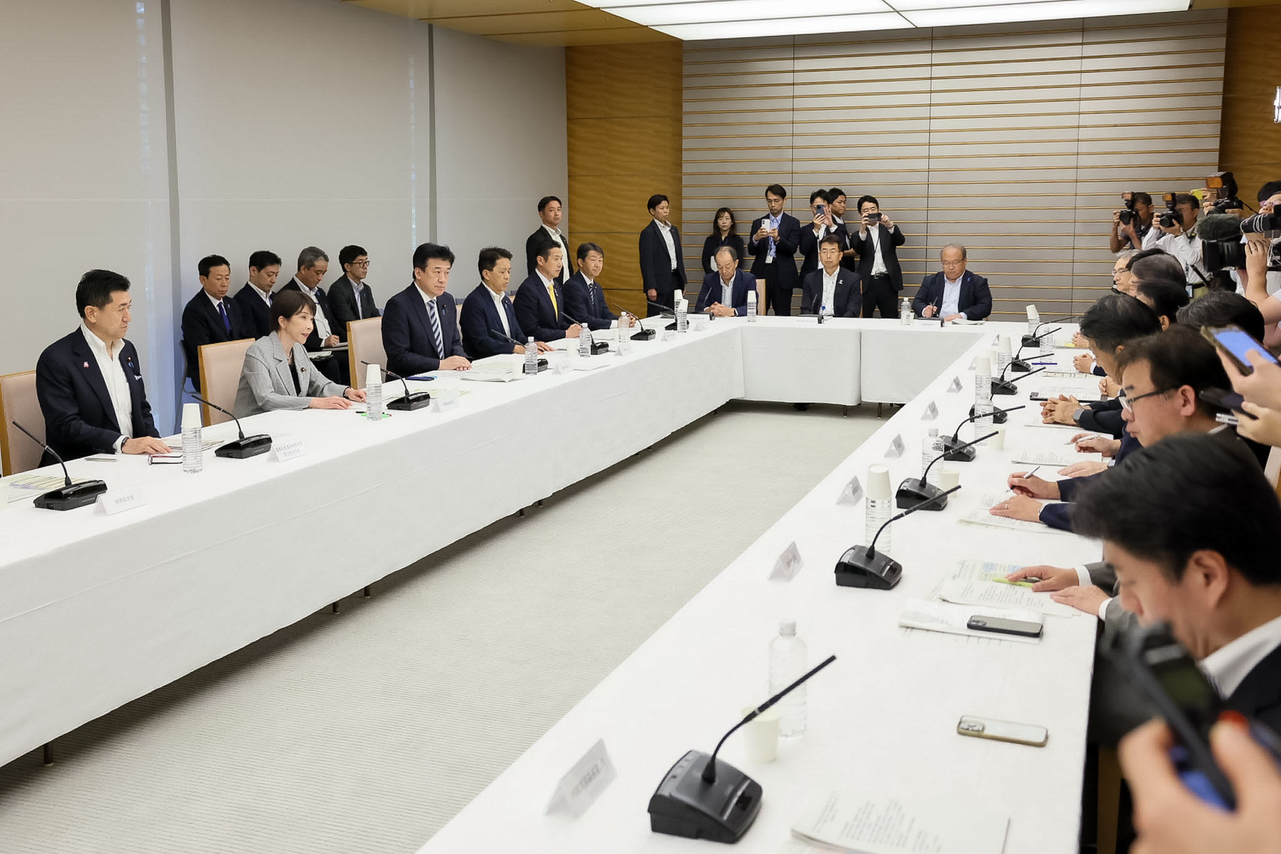 会議のまとめを行う高市総理３