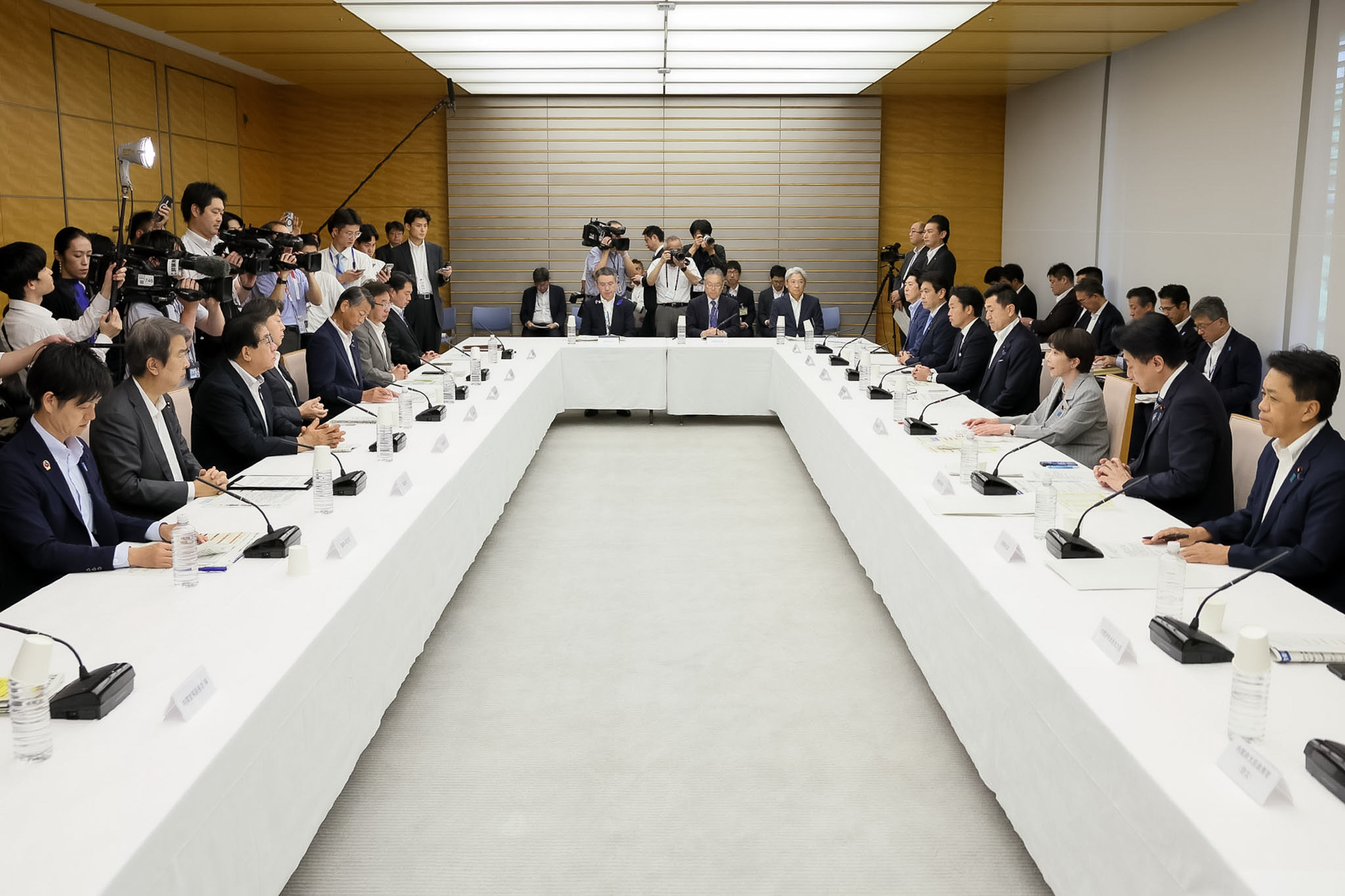 会議のまとめを行う高市総理４