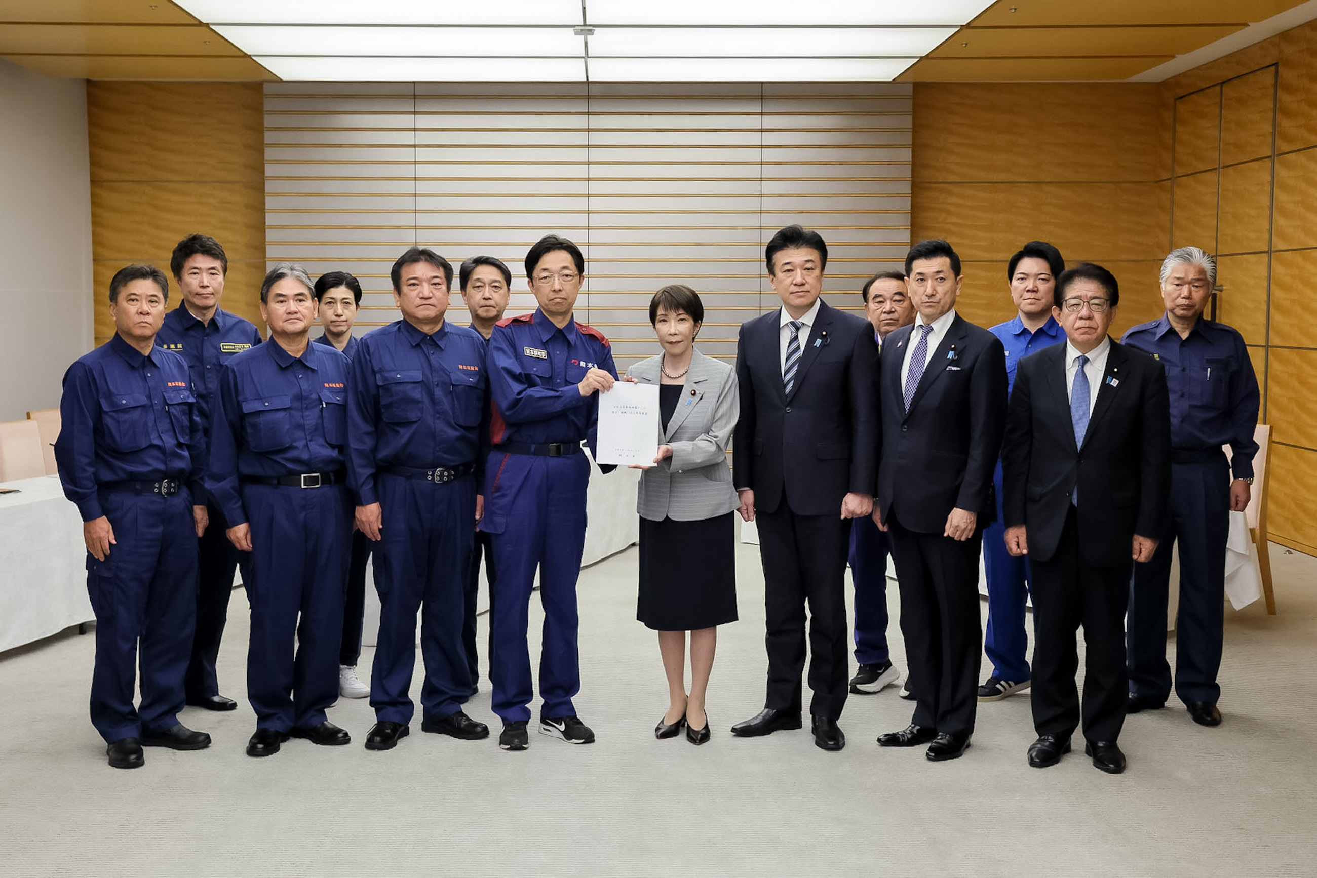要望書を受け取る高市総理１
