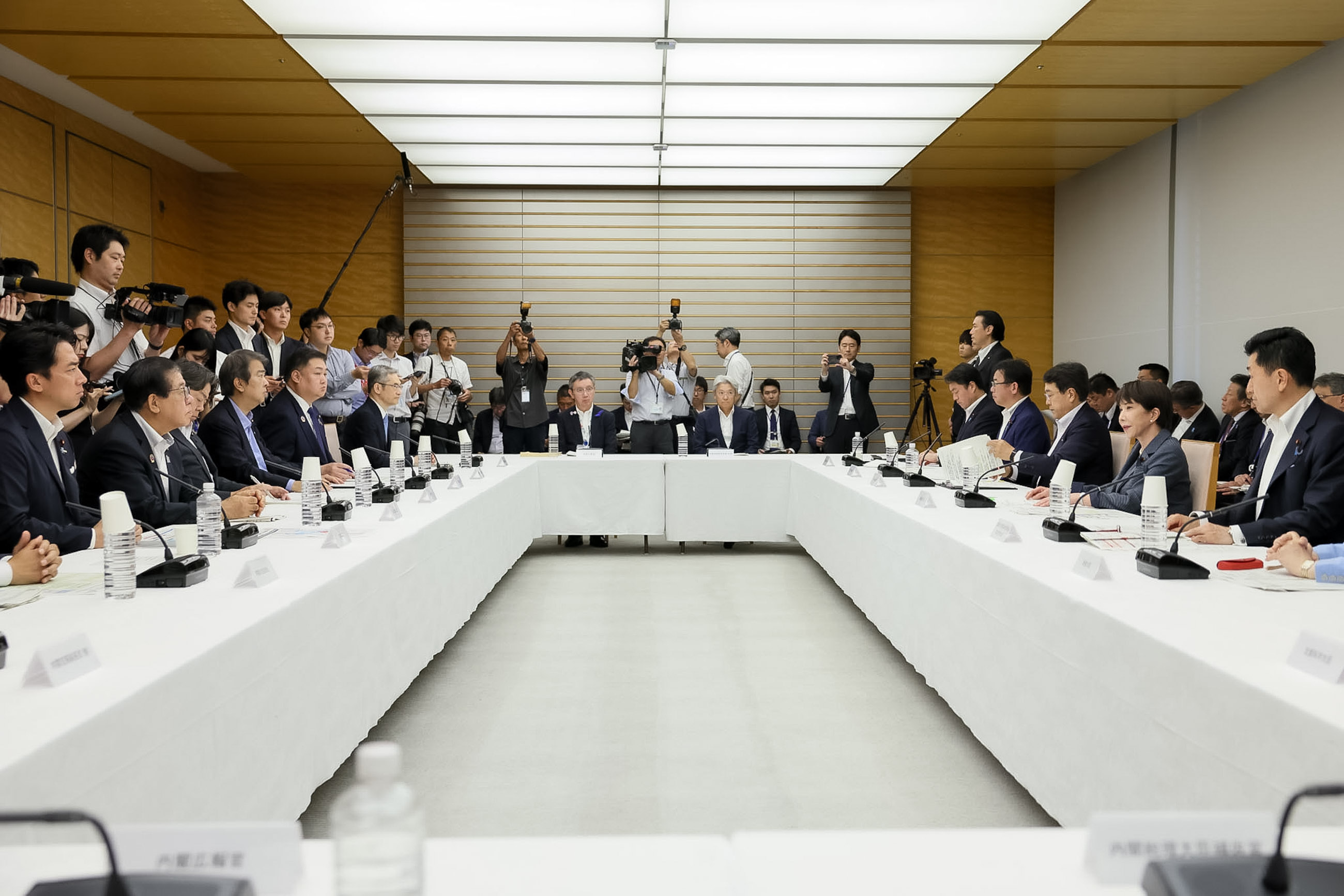 会議のまとめを行う高市総理４