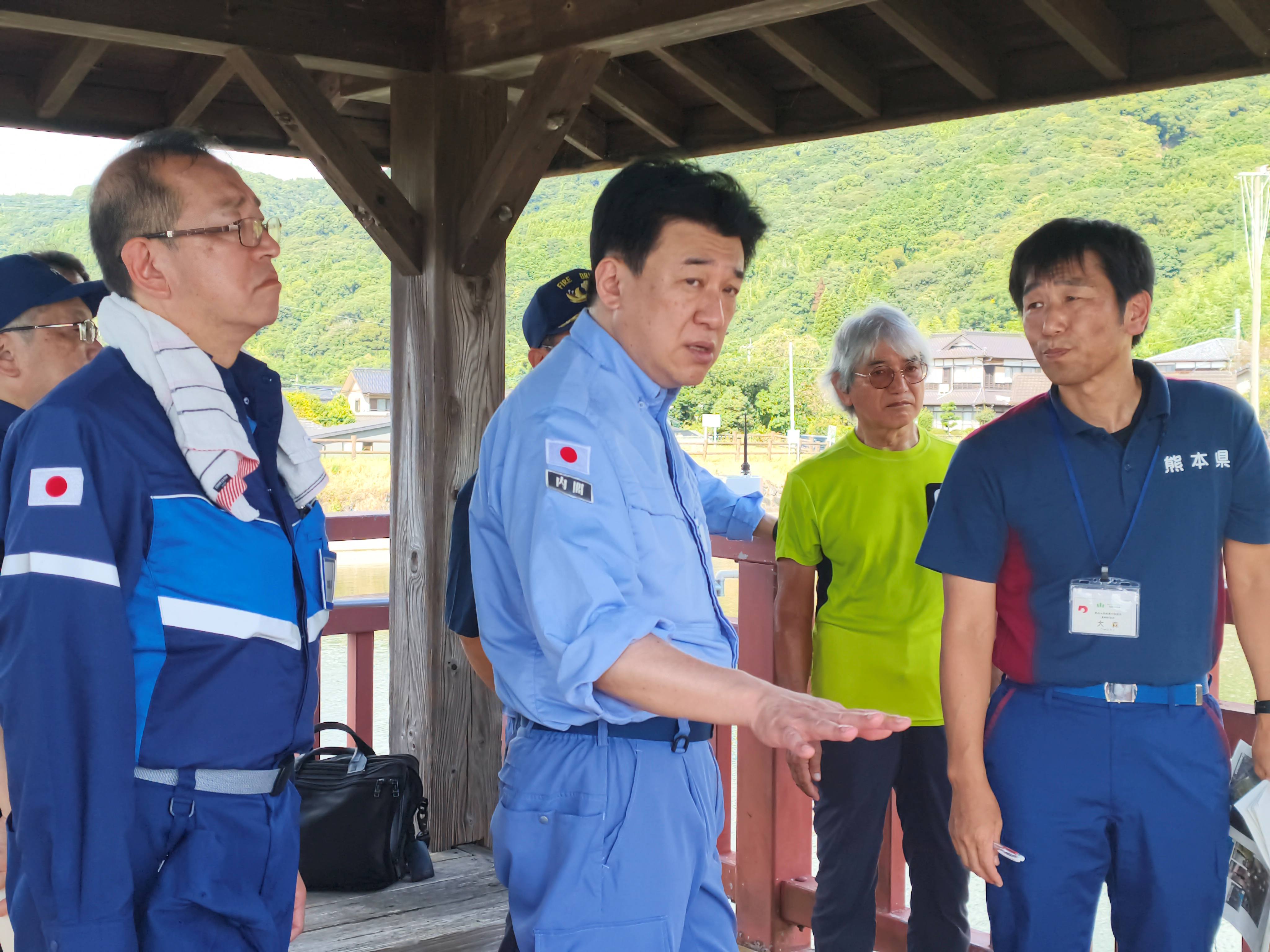 宇城市高倉ため池を視察する木原官房長官（写真提供：内閣府）