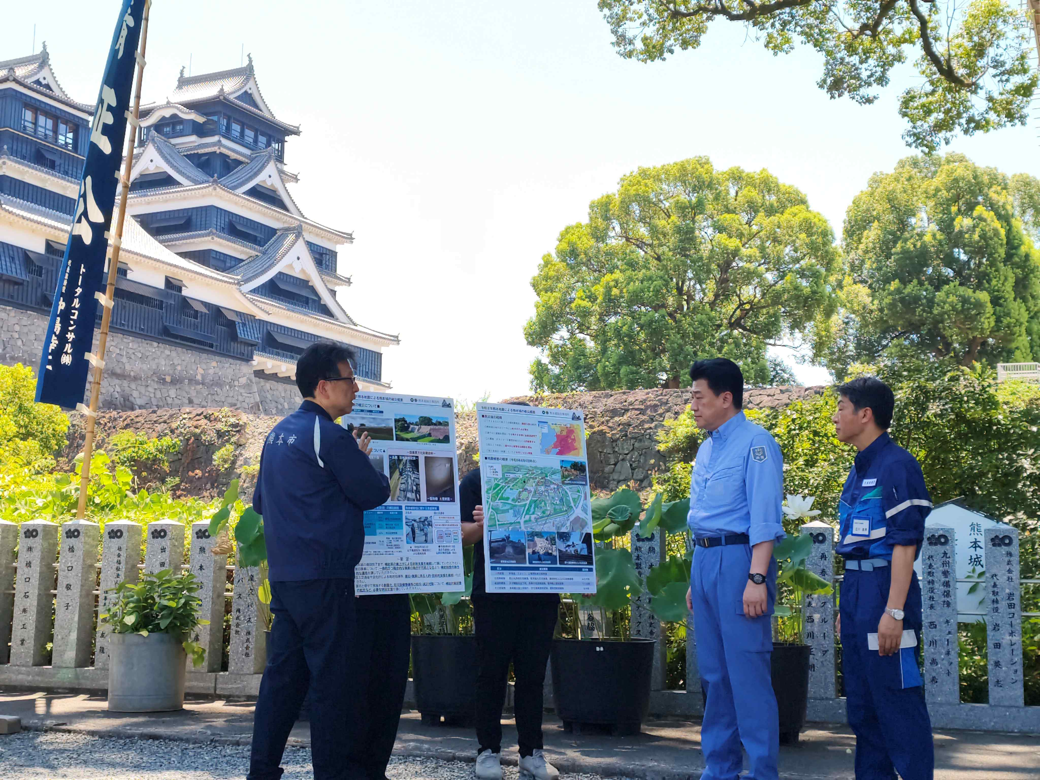 熊本城を視察する木原官房長官（写真提供：内閣府）