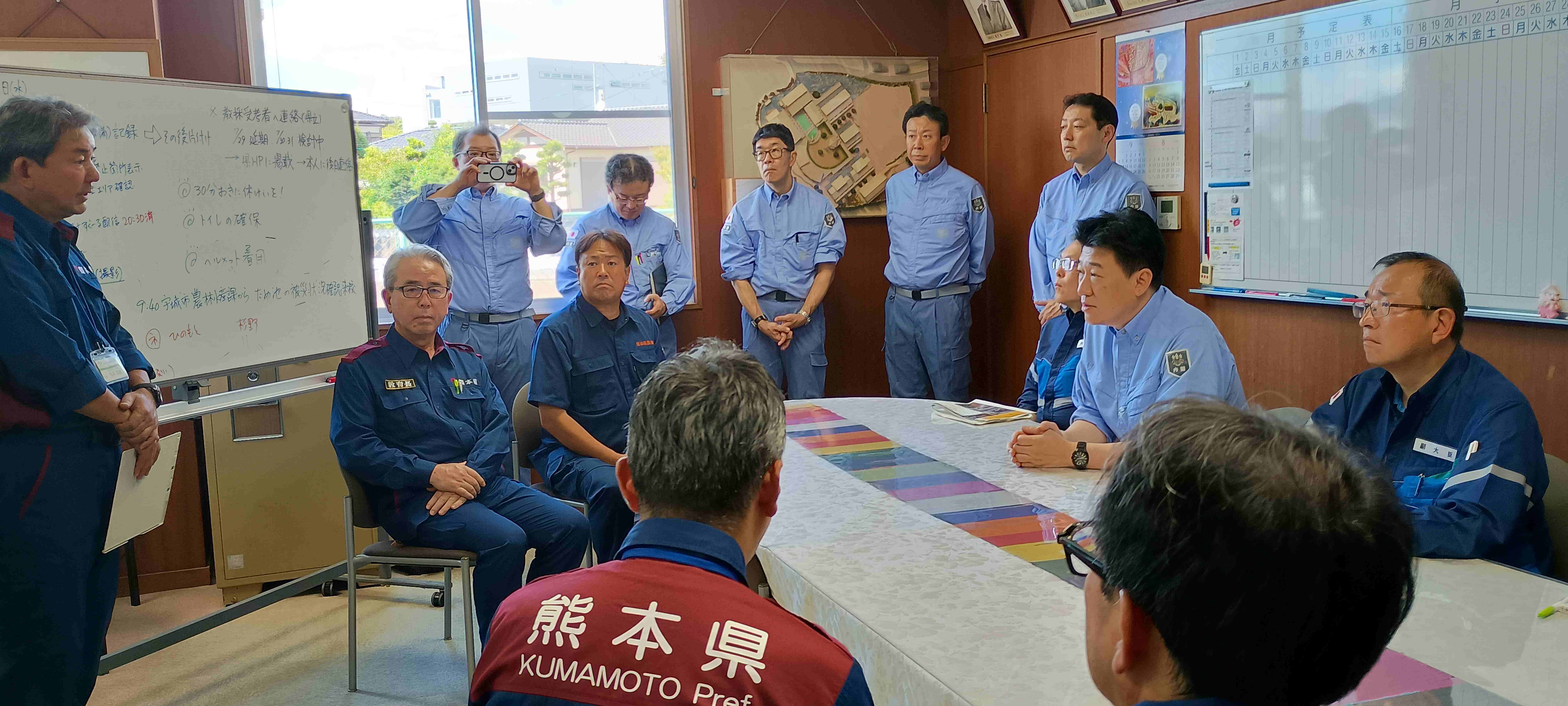 松橋西支援学校を視察する木原官房長官３（写真提供：内閣府）