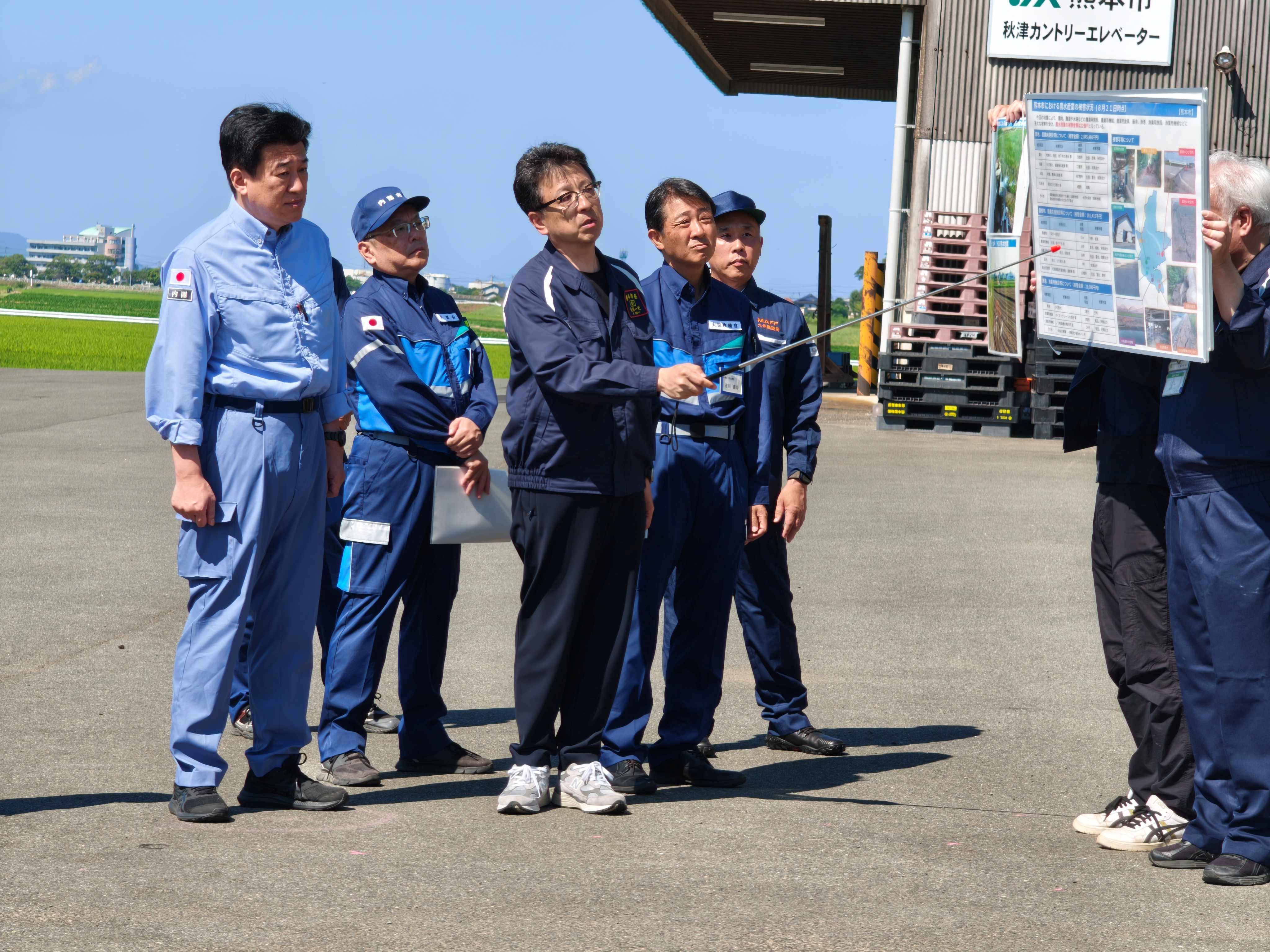 秋津土地改良区を視察する木原官房長官（写真提供：内閣府）
