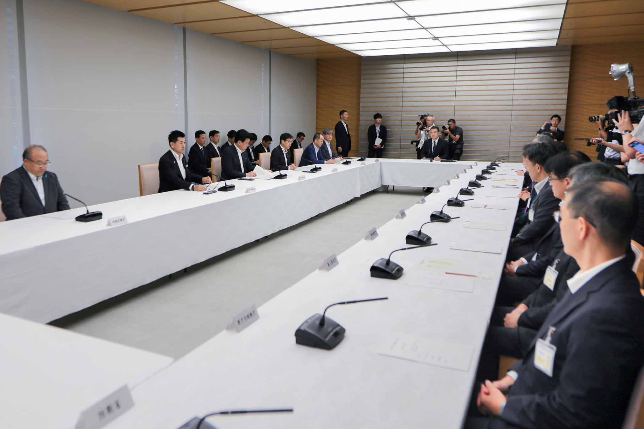会議のまとめを行う木原官房長官３