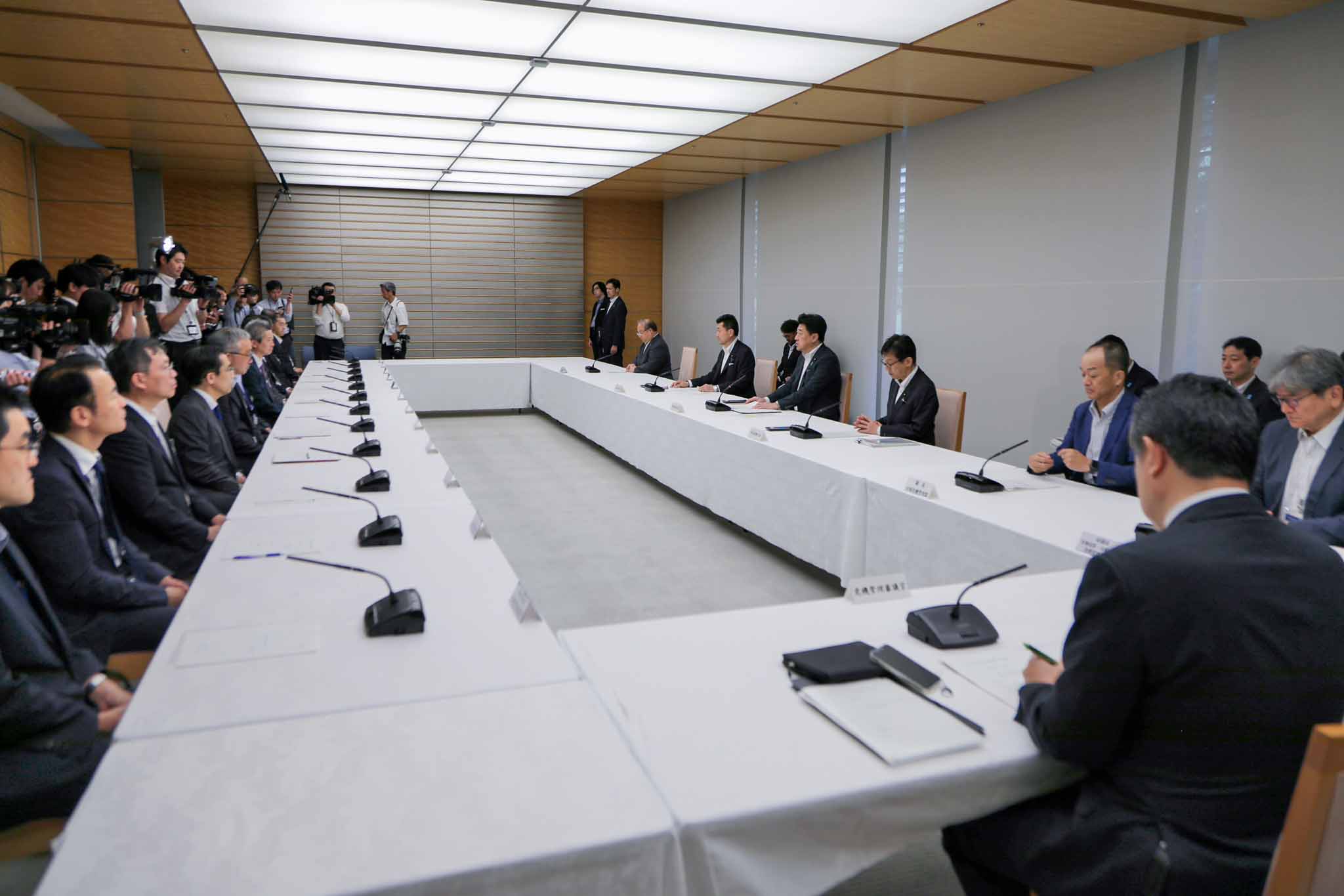 会議のまとめを行う木原官房長官４