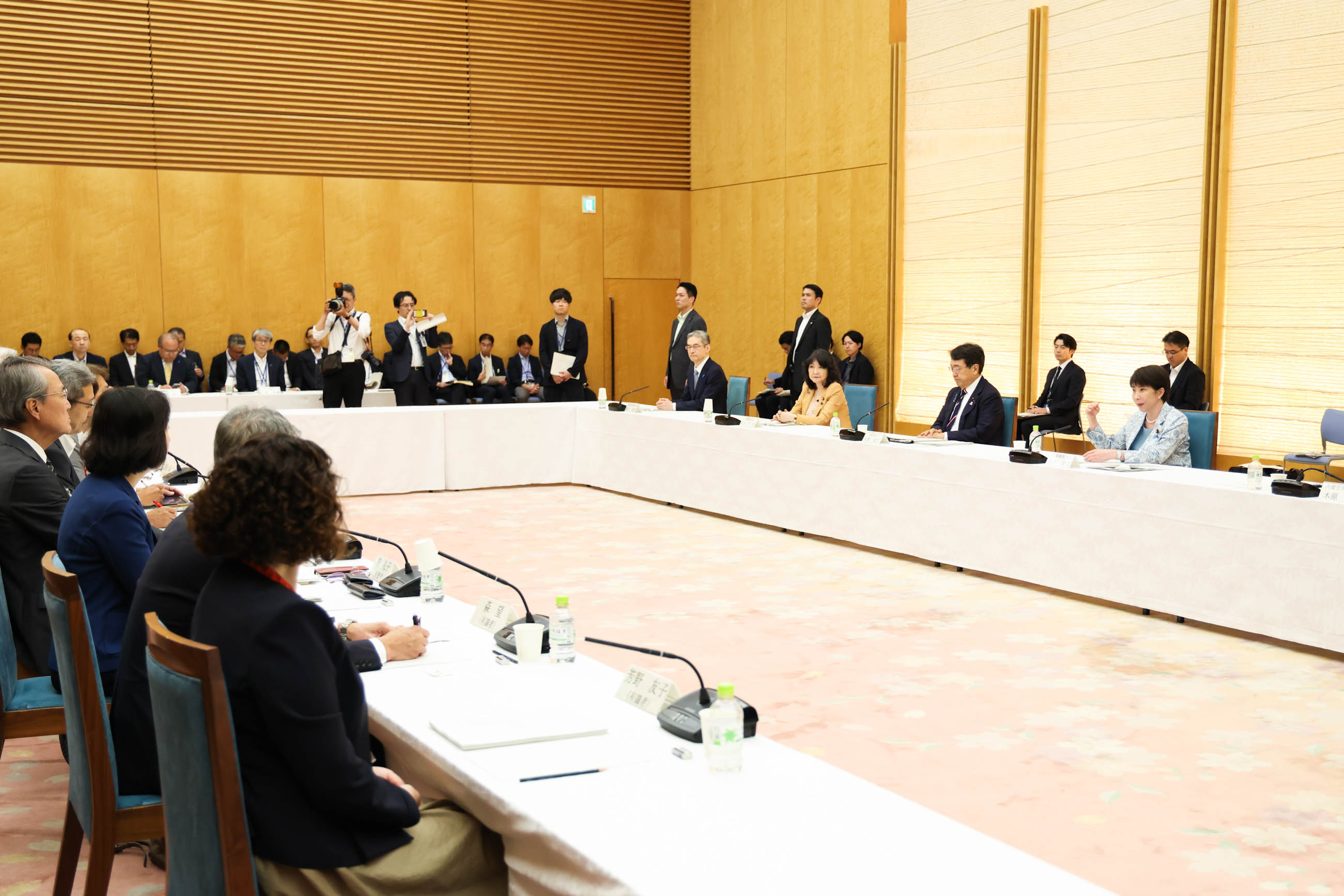 会議のまとめを行う高市総理４