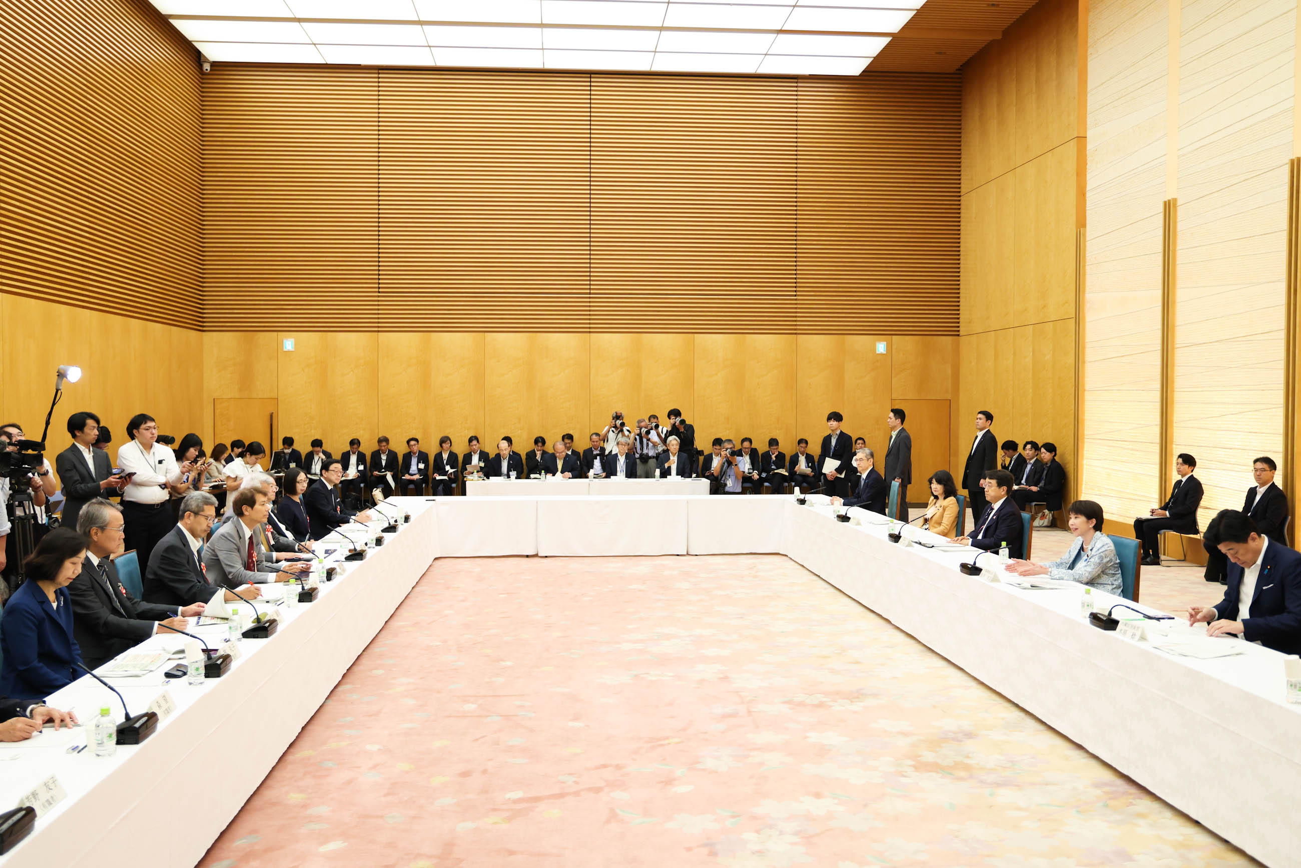 会議のまとめを行う高市総理５