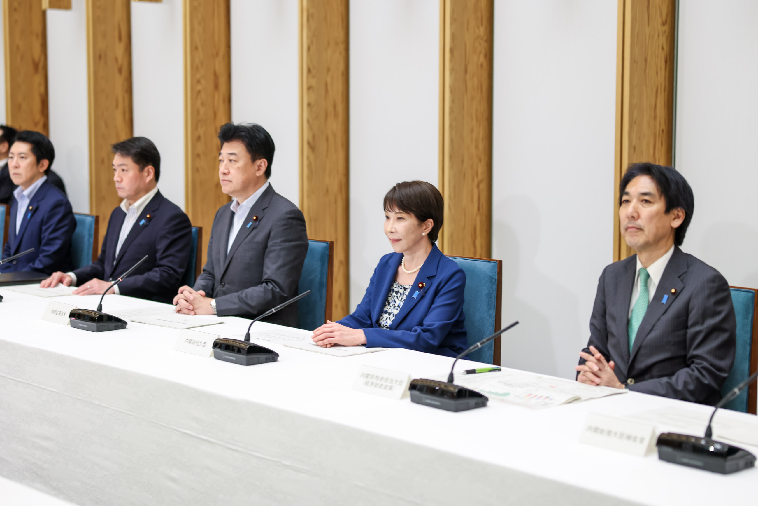 会議に臨む高市総理１