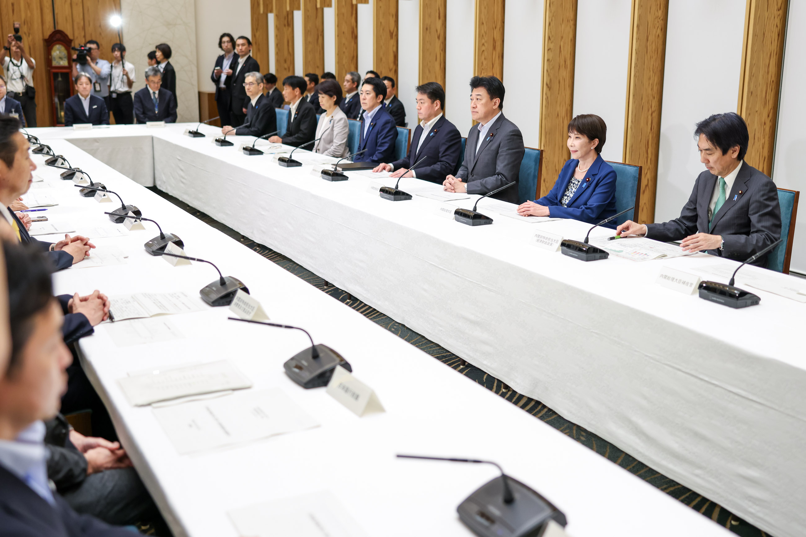 会議に臨む高市総理２
