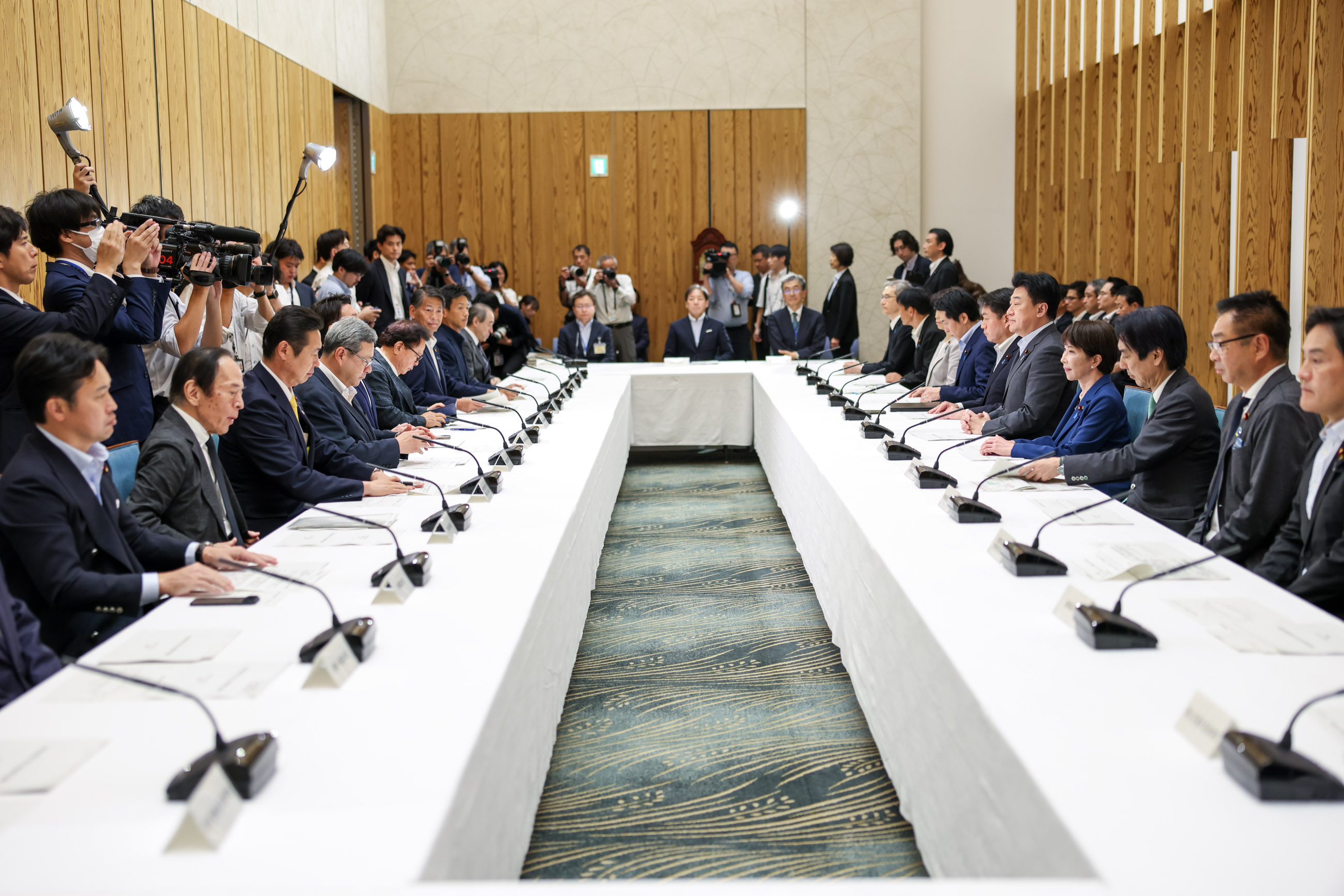 会議に臨む高市総理３