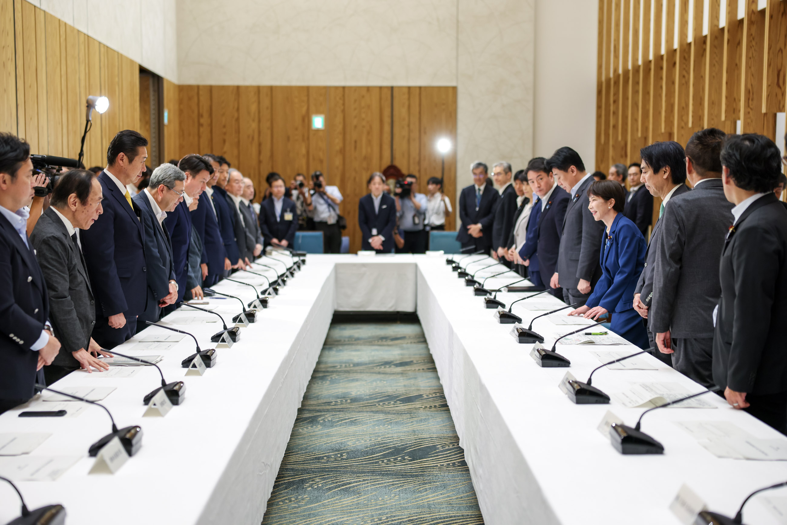 会議に臨む高市総理４