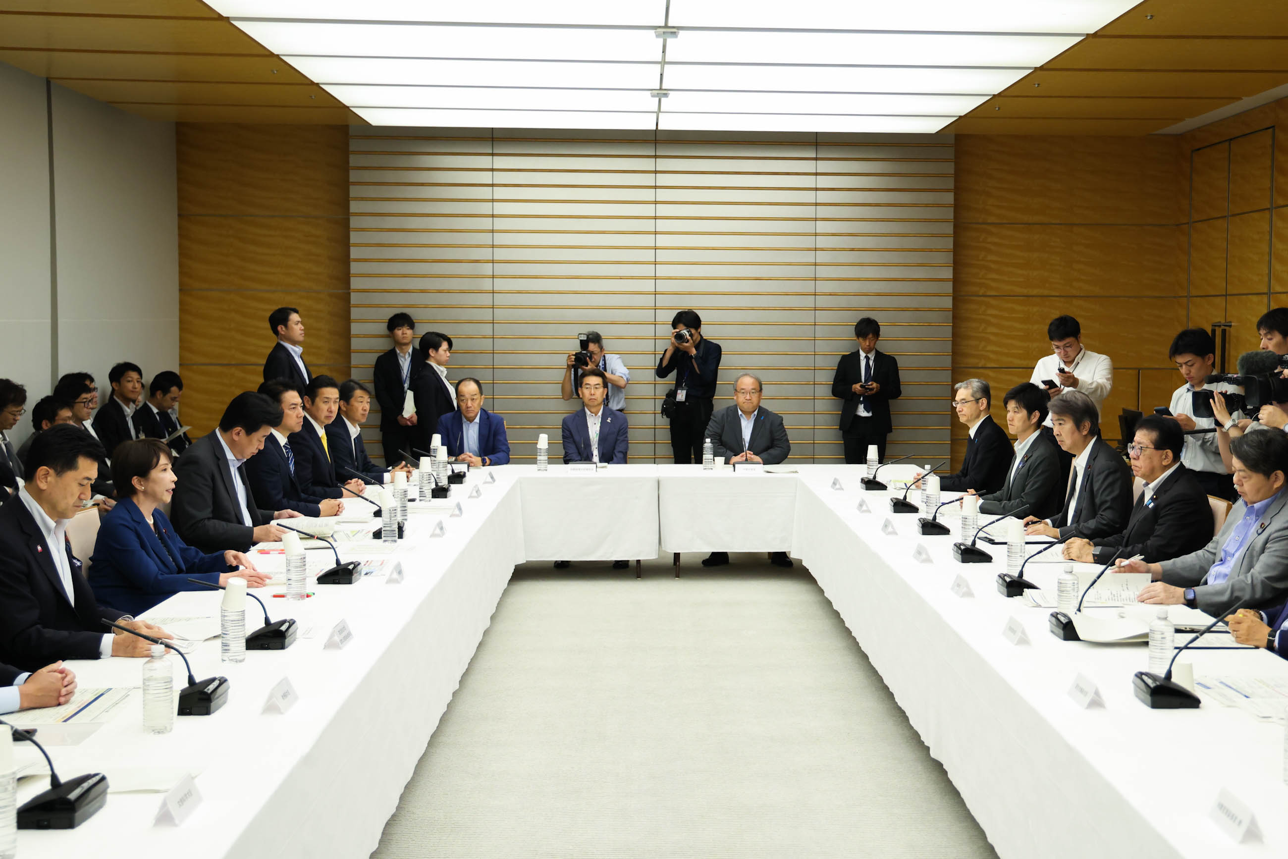 会議のまとめを行う高市総理４