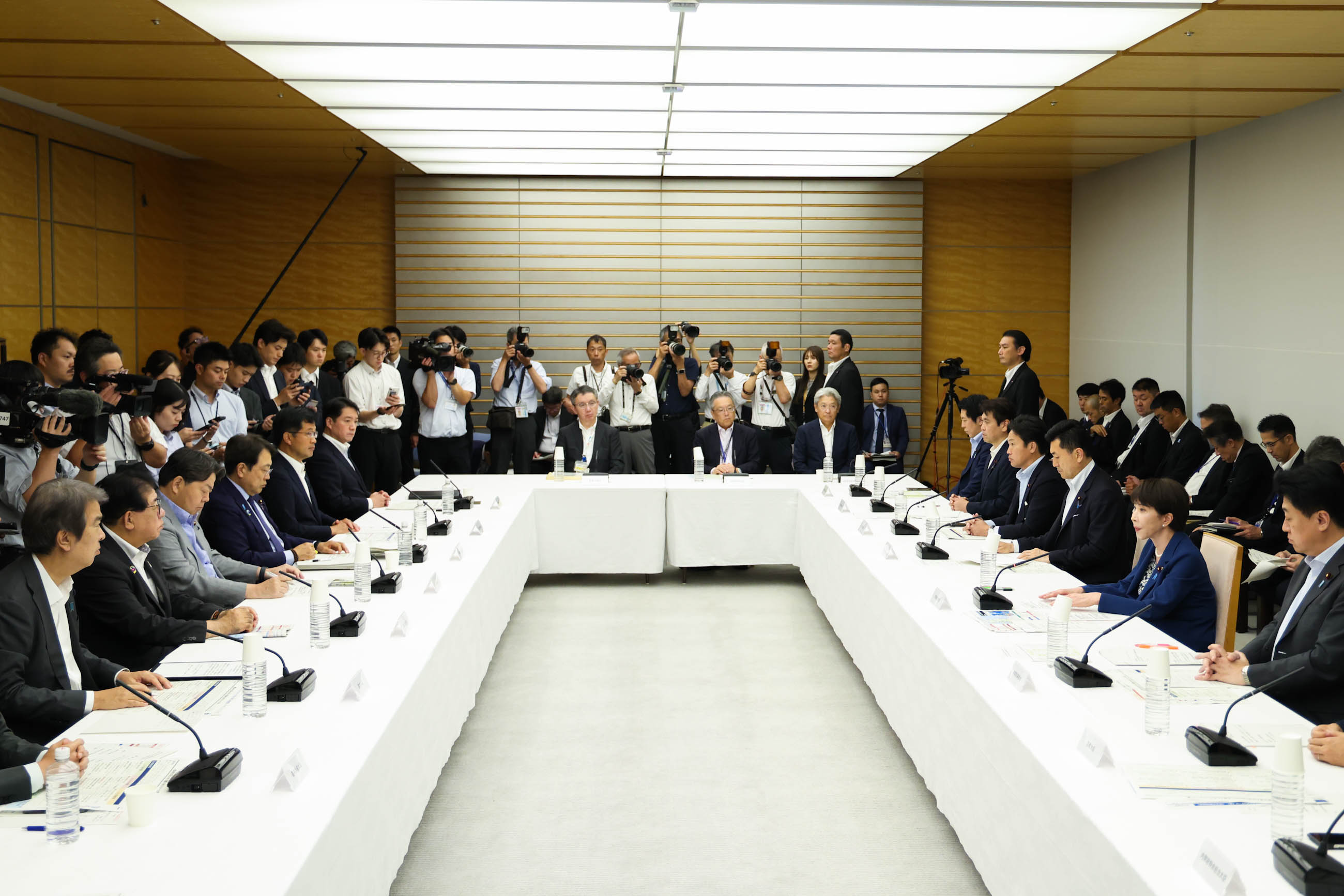 会議のまとめを行う高市総理６