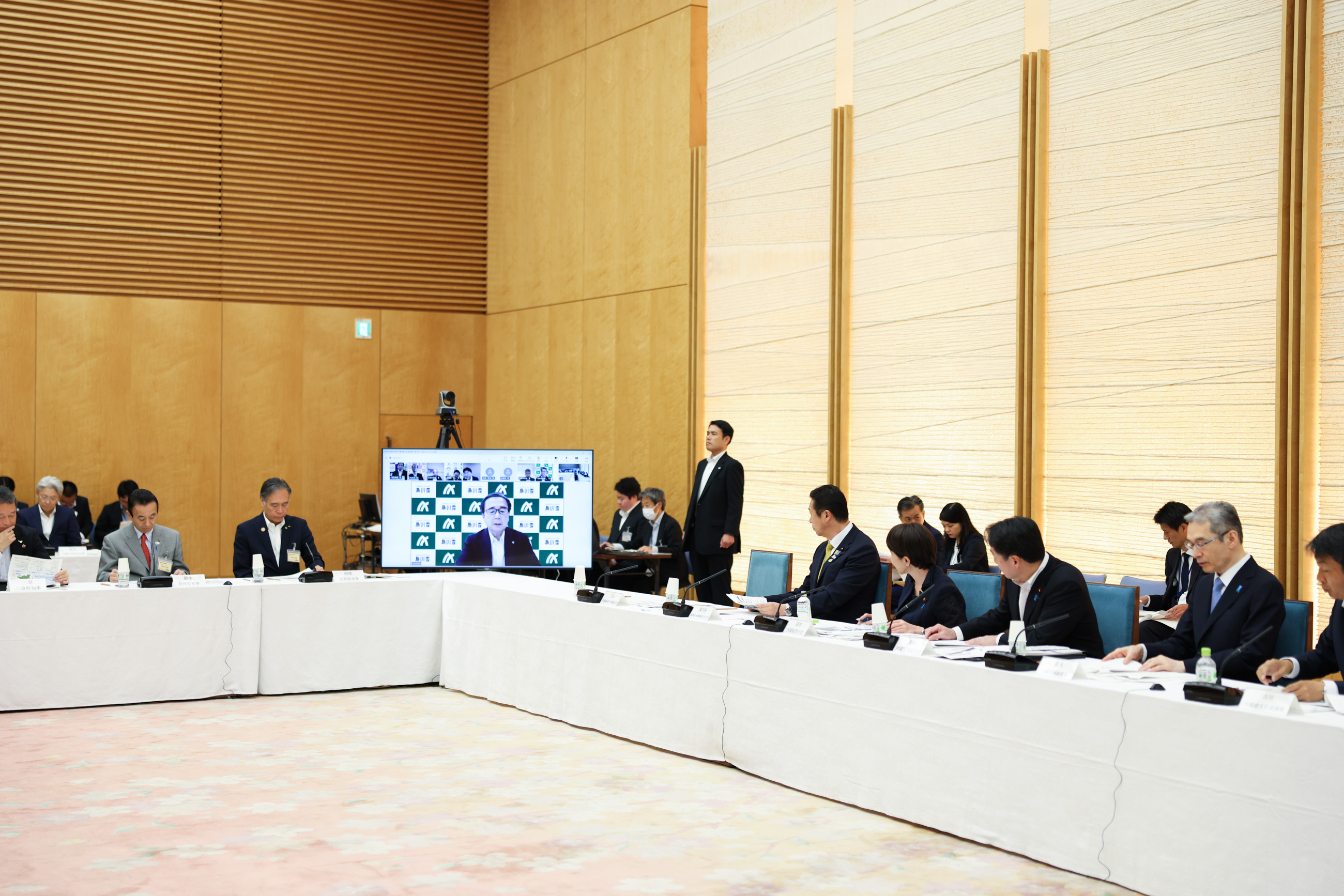 会議のまとめを行う高市総理４