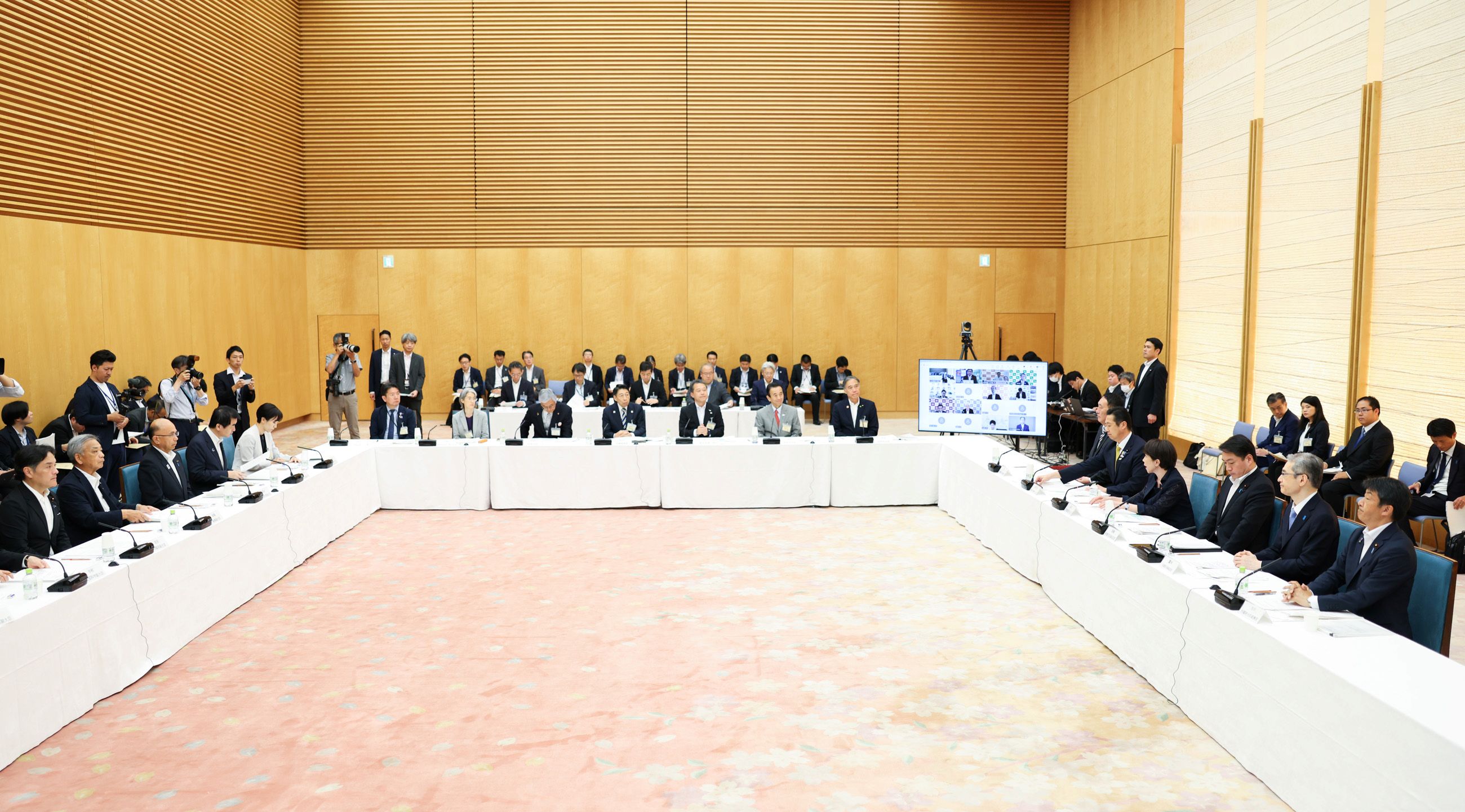 会議のまとめを行う高市総理５