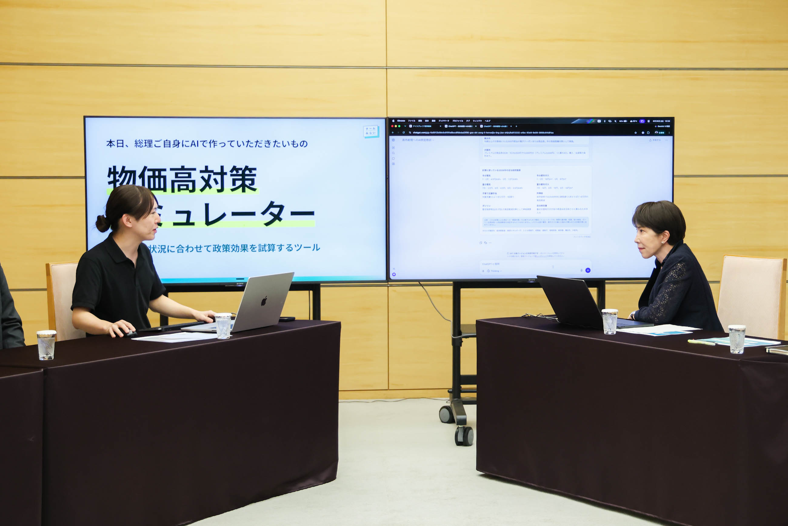 説明を受ける高市総理２