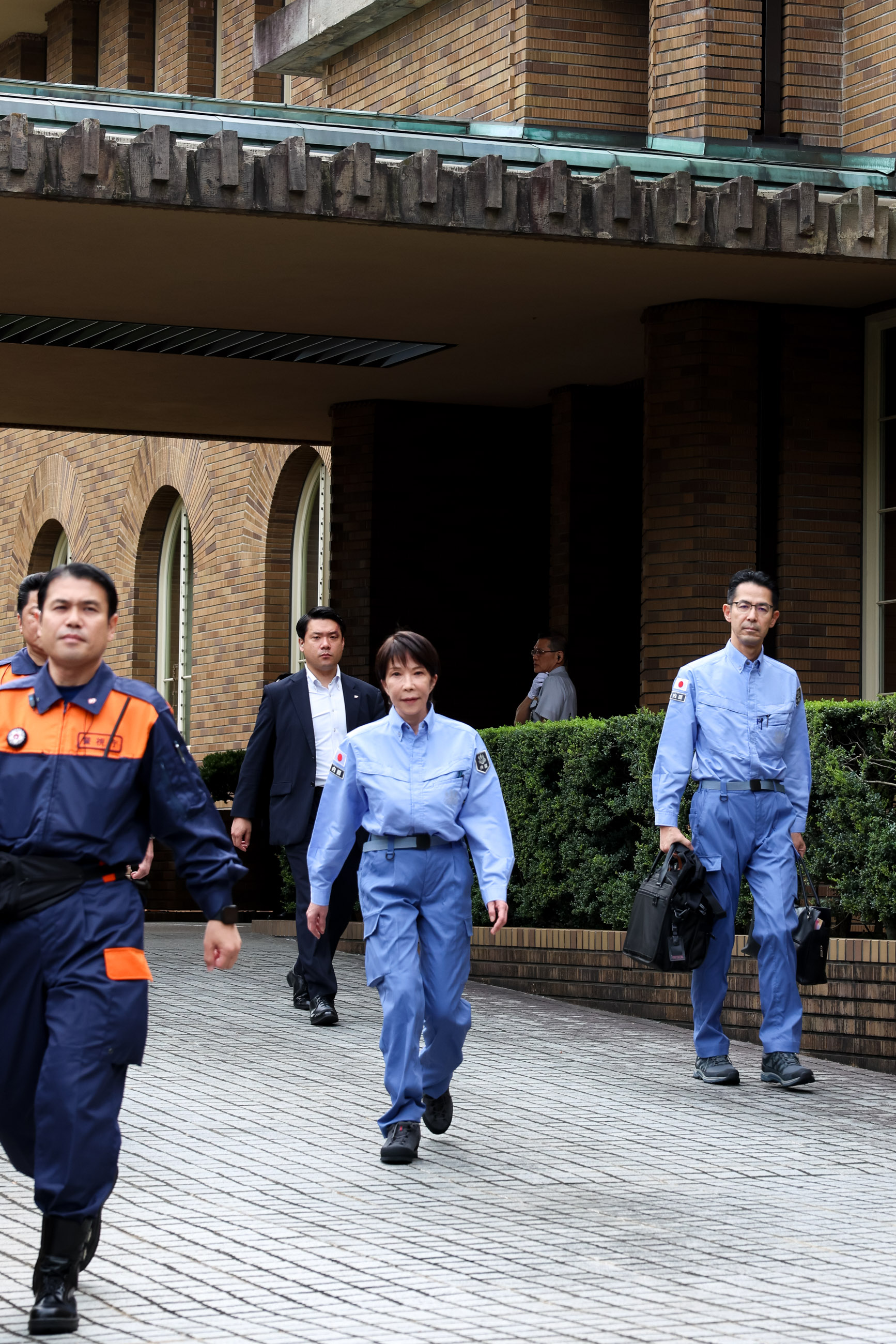 徒歩参集する高市総理１