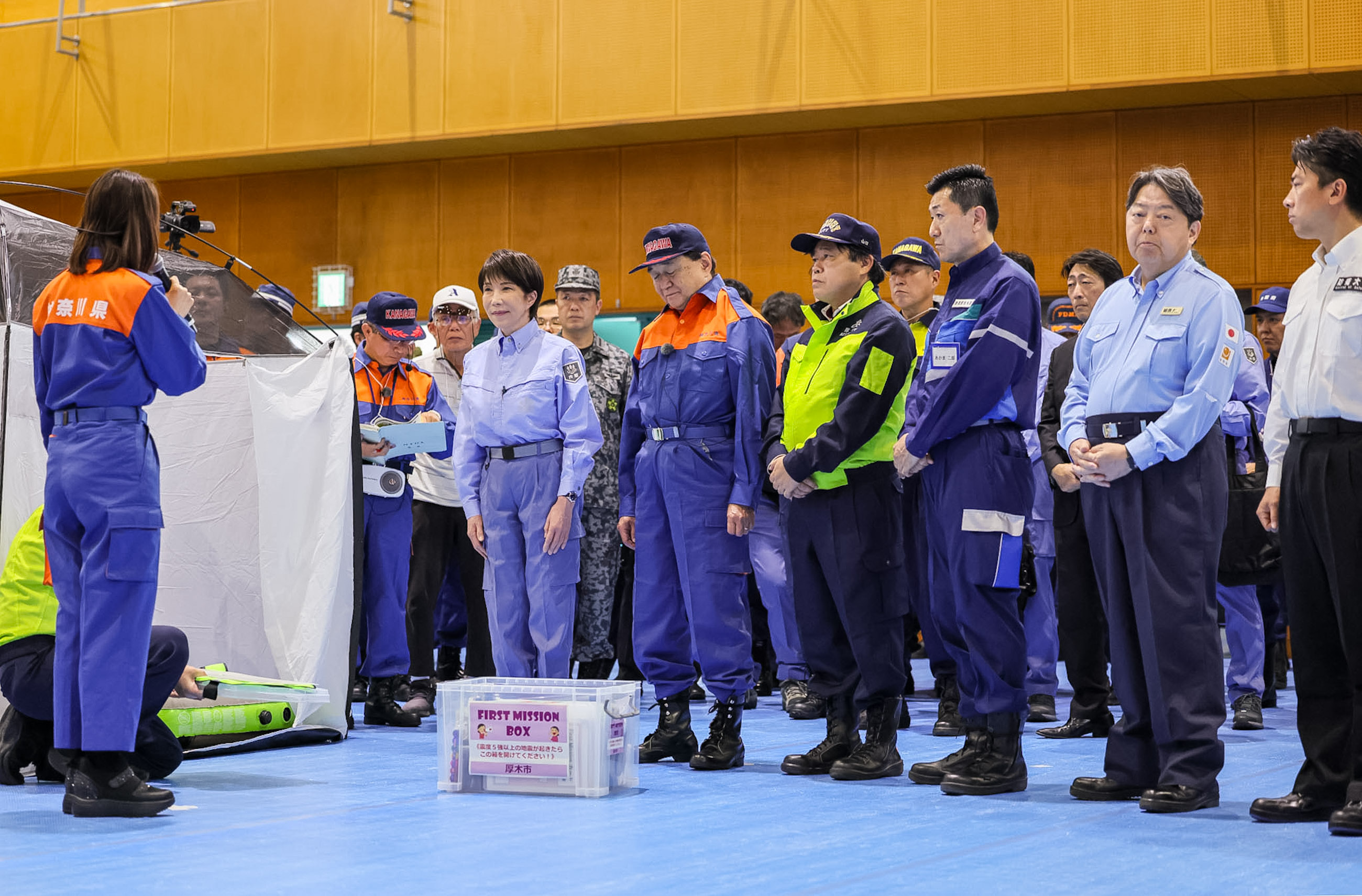 ワンタッチテント設置の体験を行う高市総理１