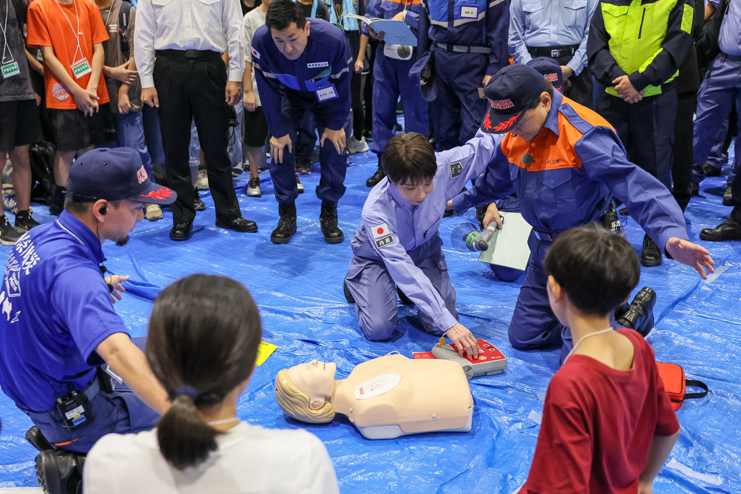 ＡＥＤを用いた心肺蘇生法体験を行う高市総理２