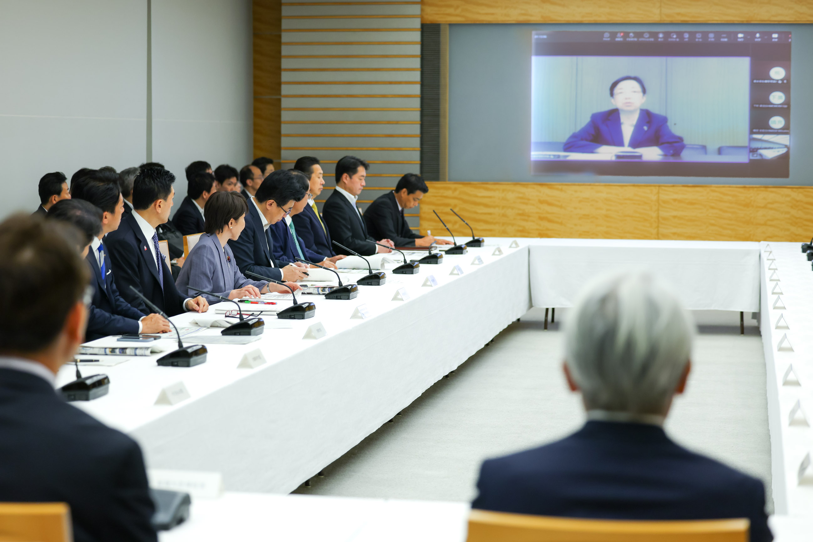 発言を聞く高市総理