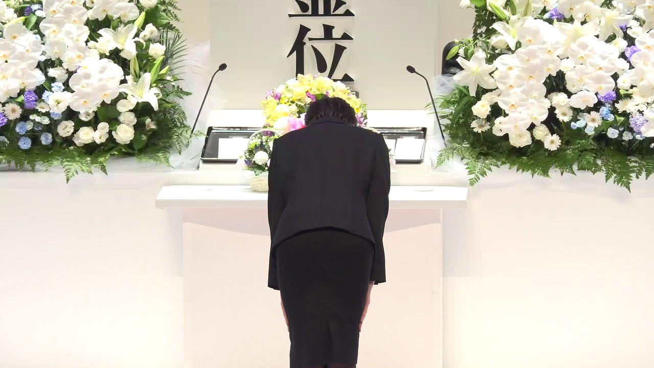 献花をする高市総理