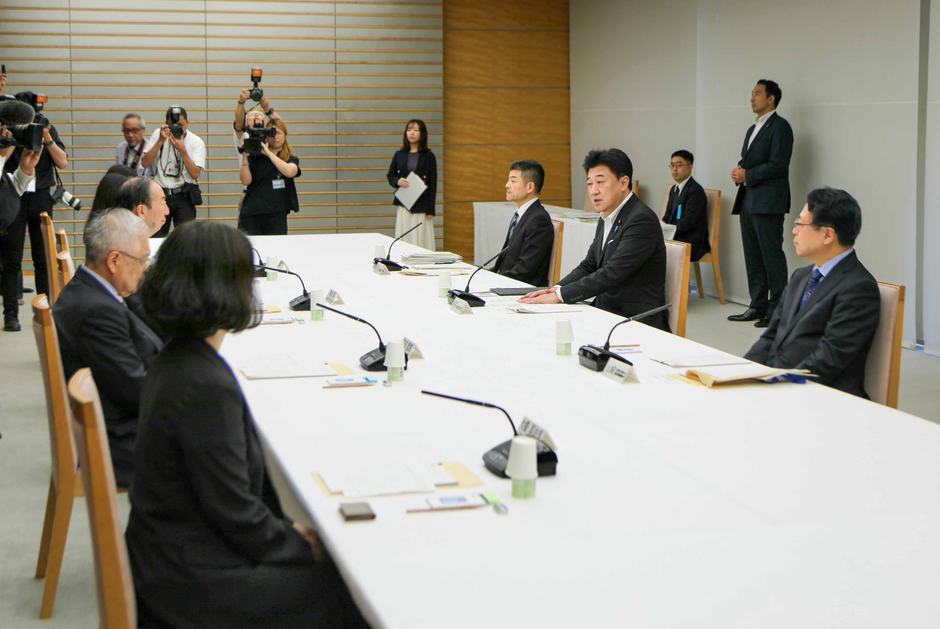 挨拶をする木原官房長官３