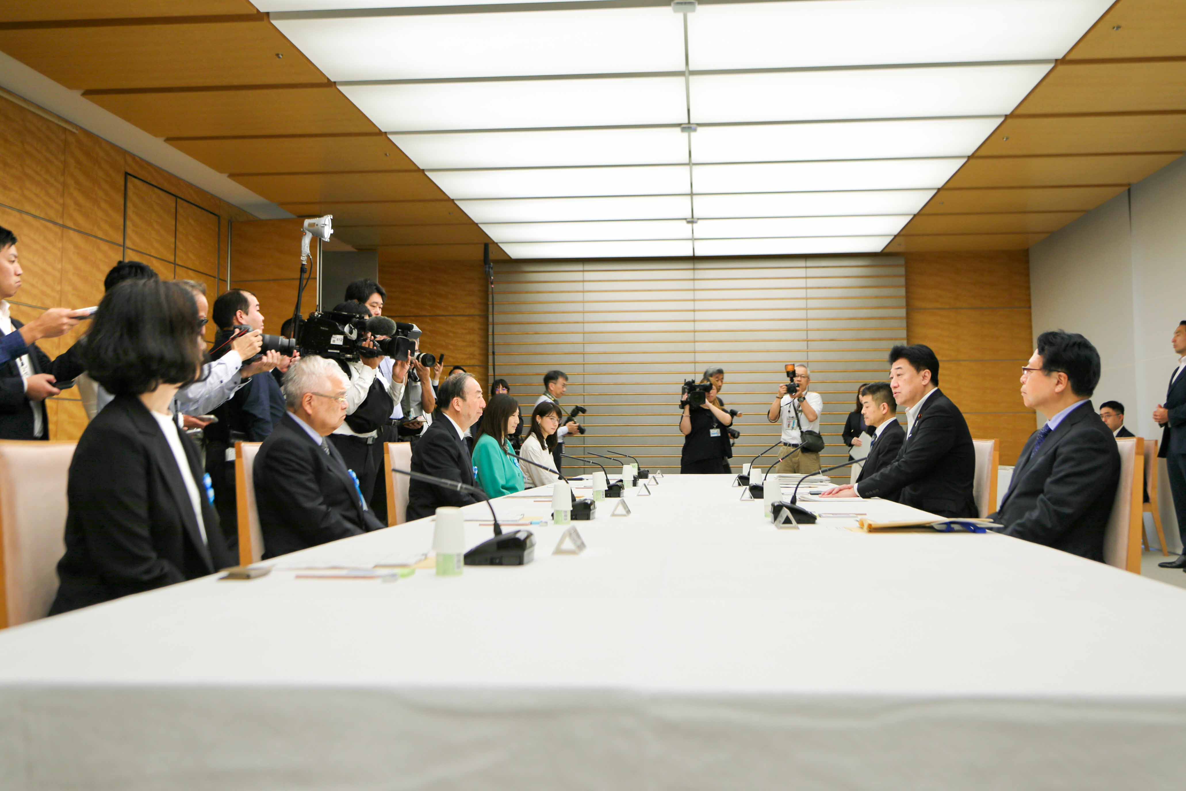挨拶をする木原官房長官４