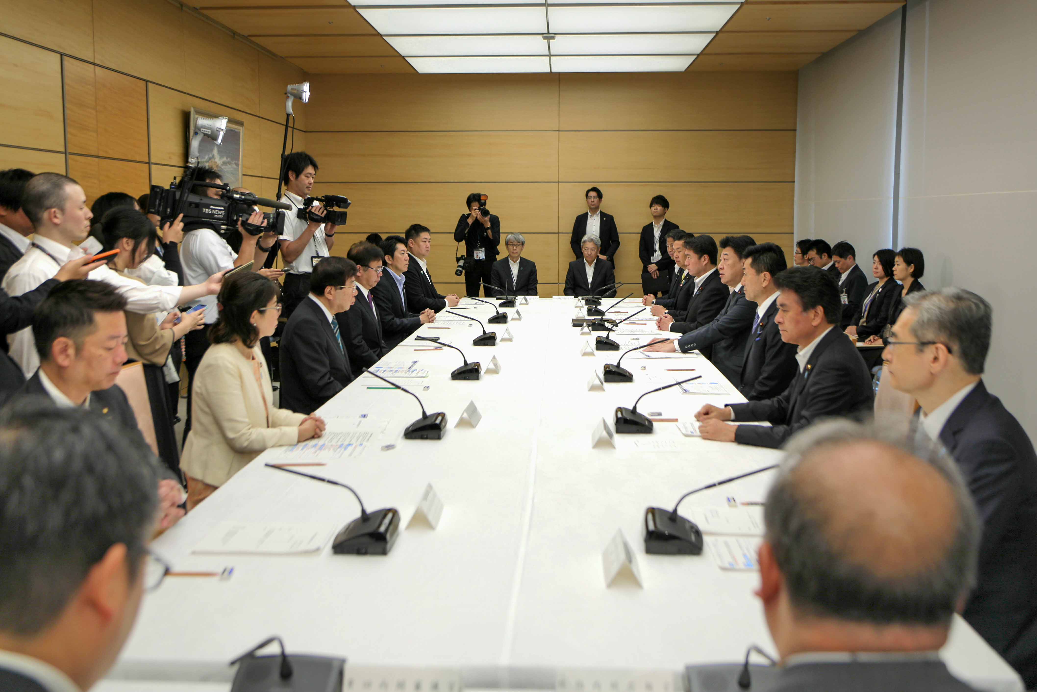会議のまとめを行う木原官房長官４