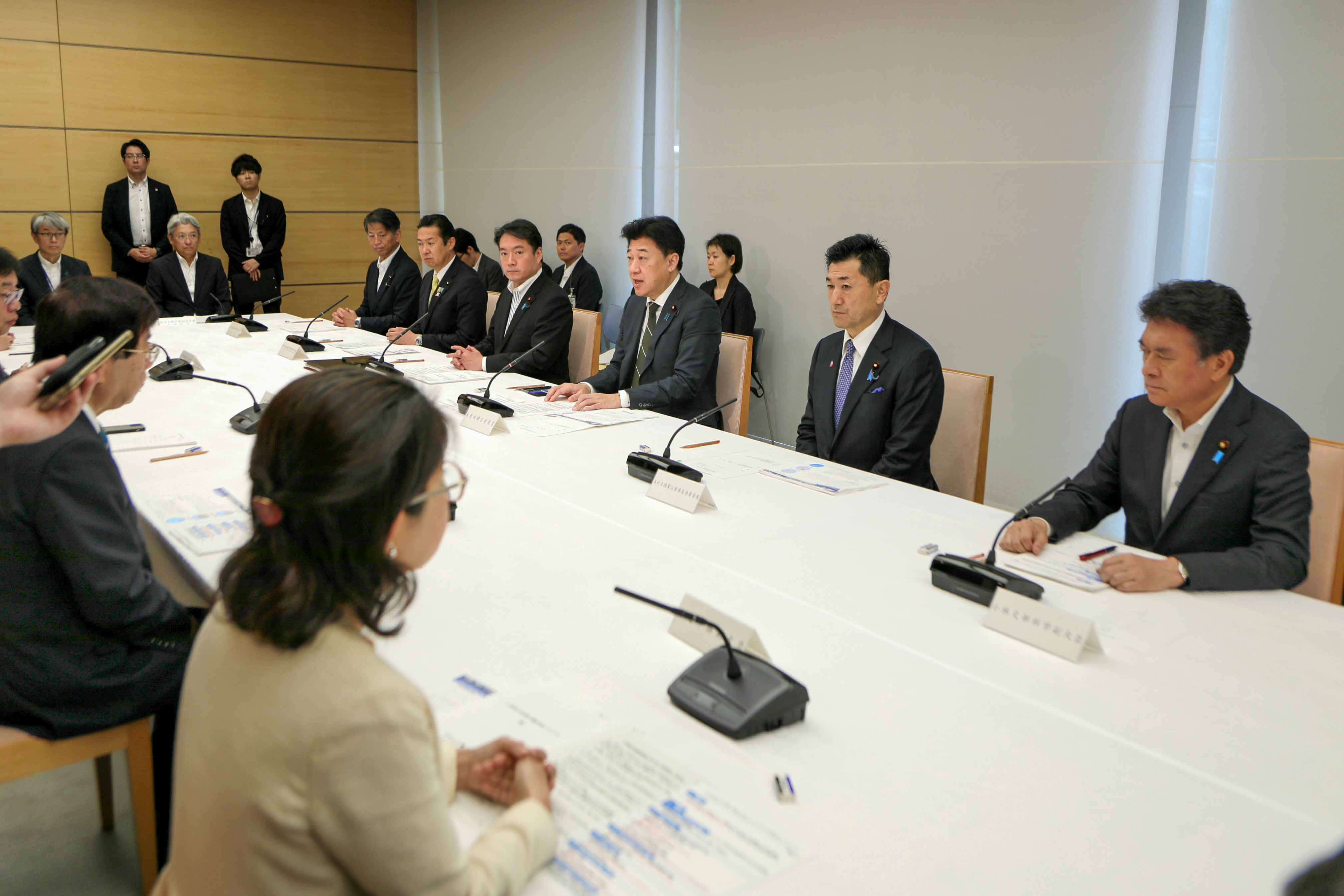 会議のまとめを行う木原官房長官５