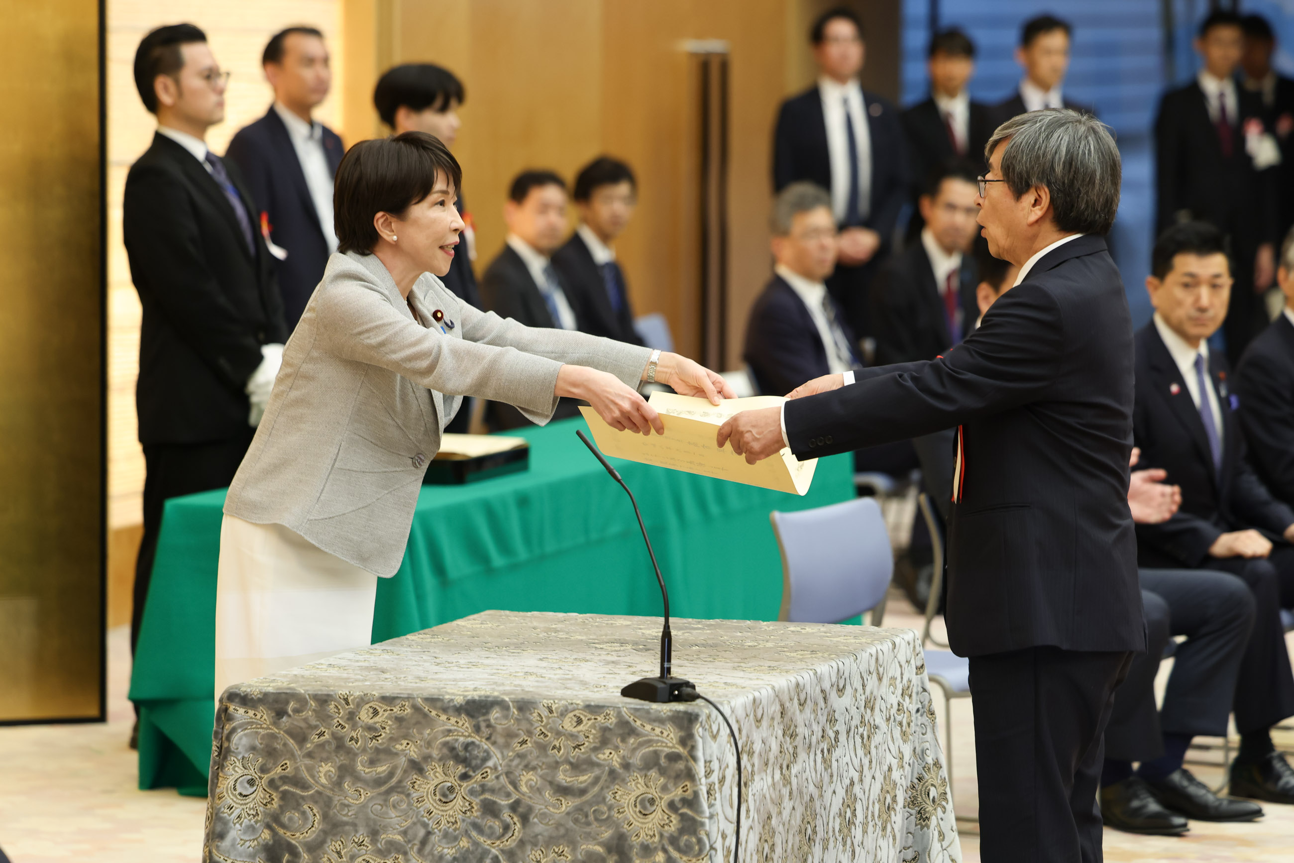 表彰状を授与する高市総理１
