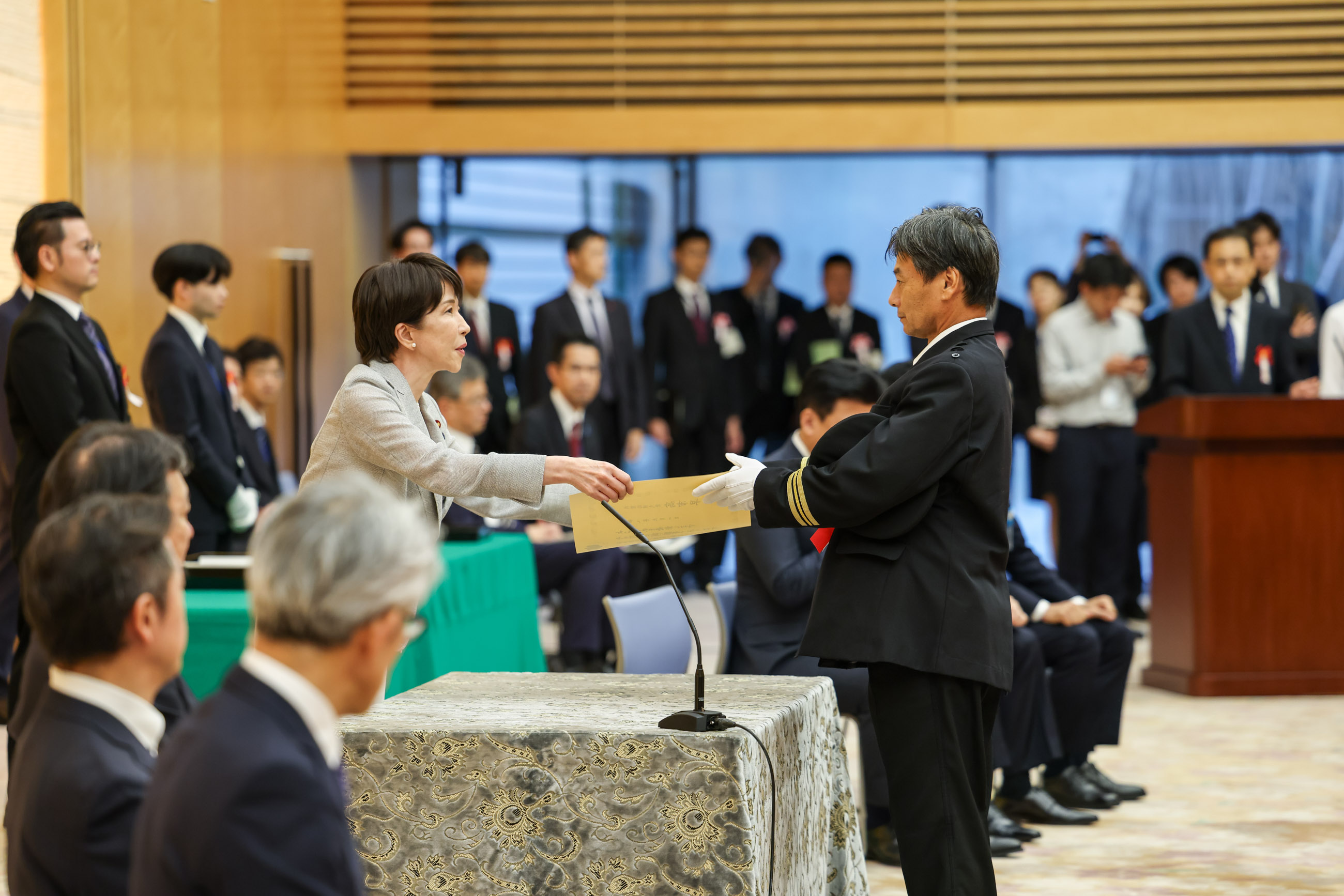 表彰状を授与する高市総理３