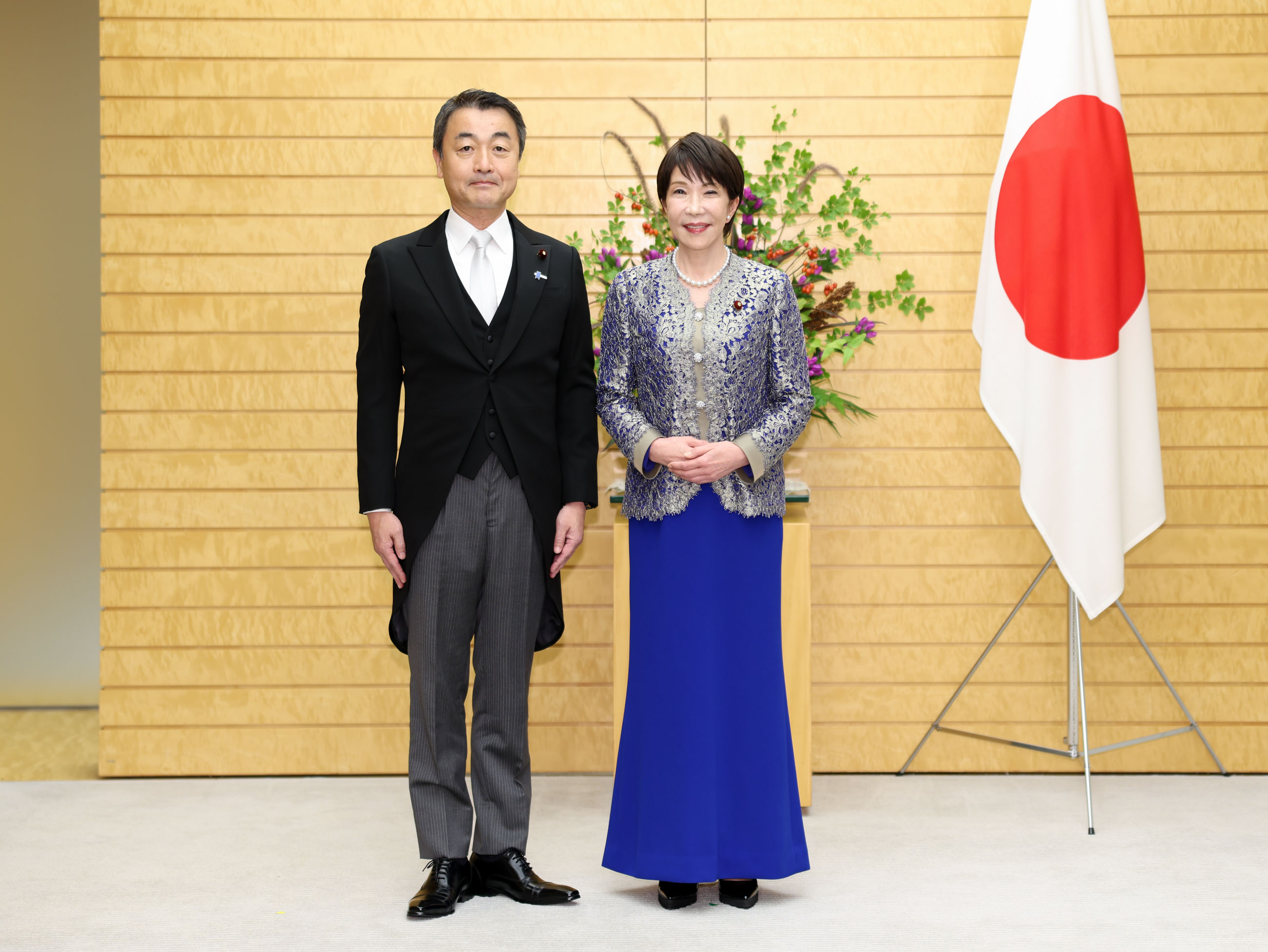 総理補佐官との記念撮影３