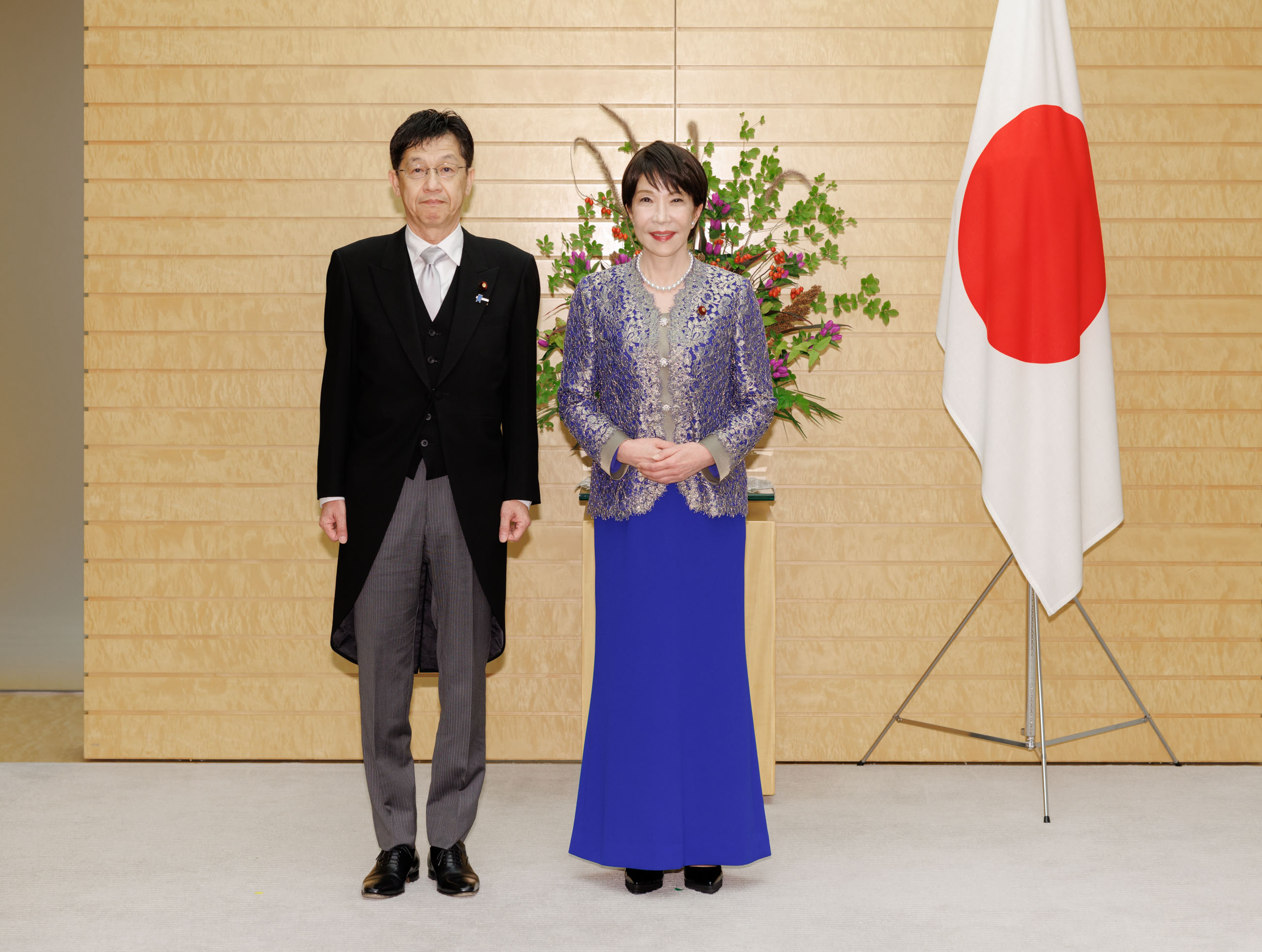 総理補佐官との記念撮影４