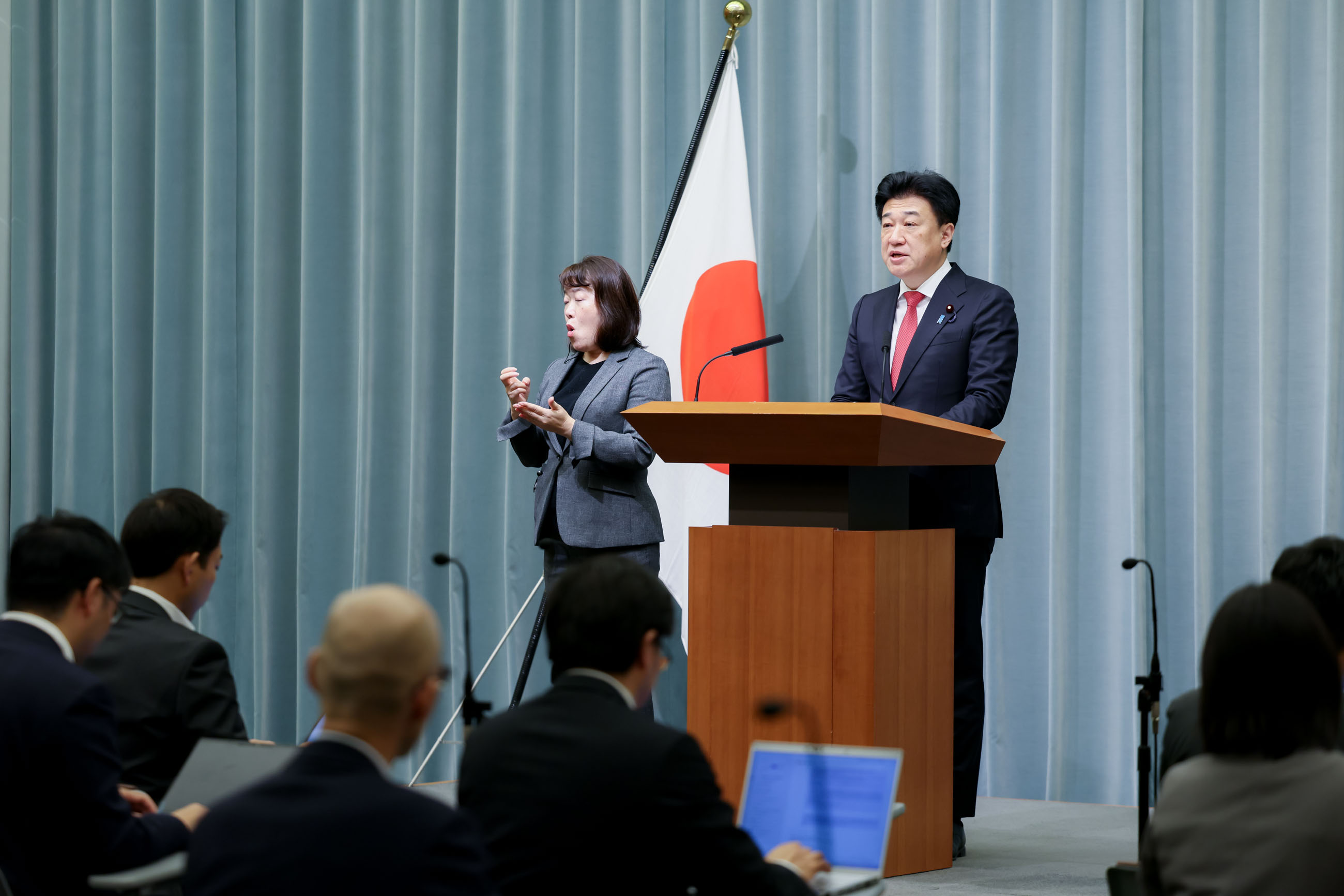 閣僚等名簿を読み上げる木原官房長官２