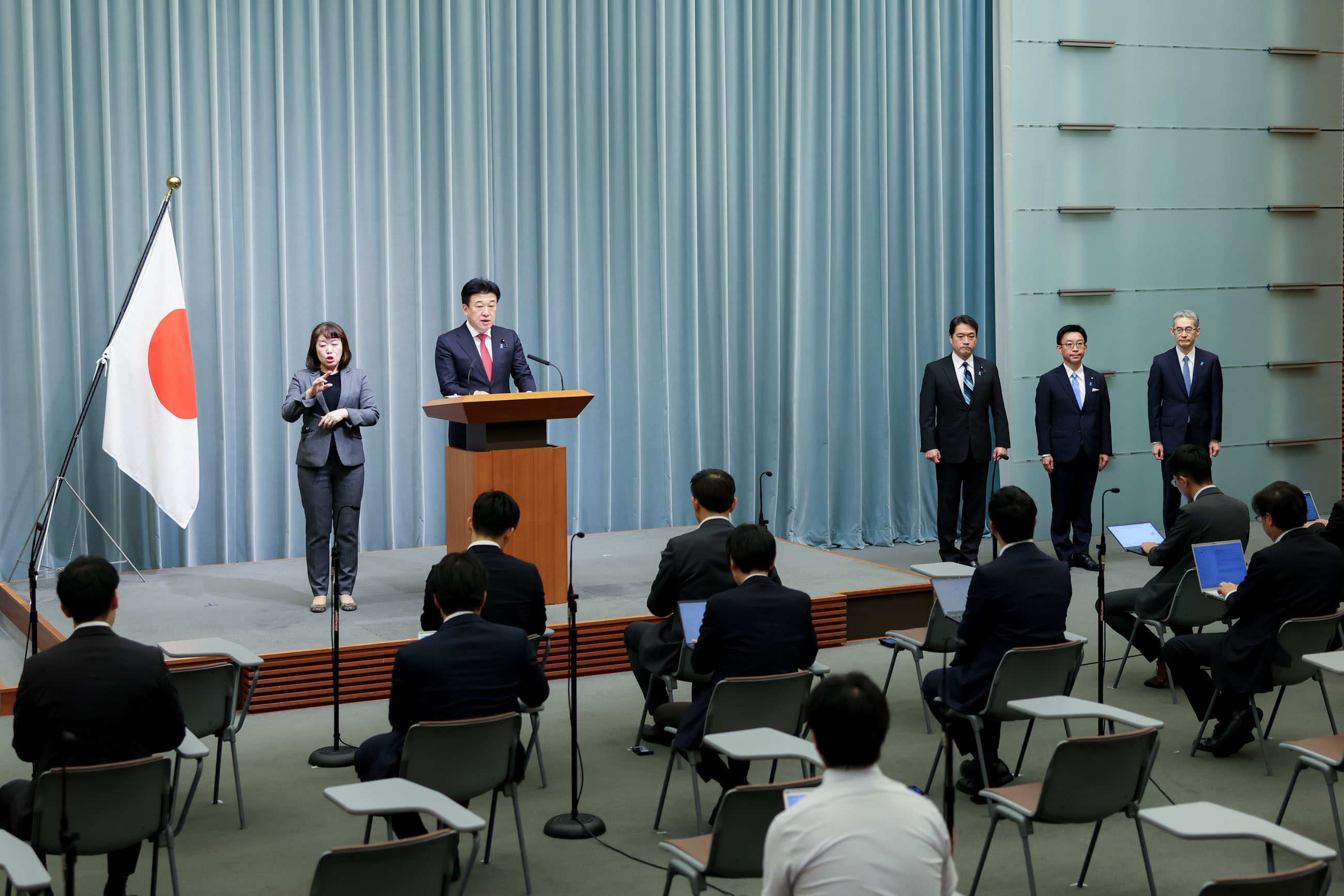 閣僚等名簿を読み上げる木原官房長官３