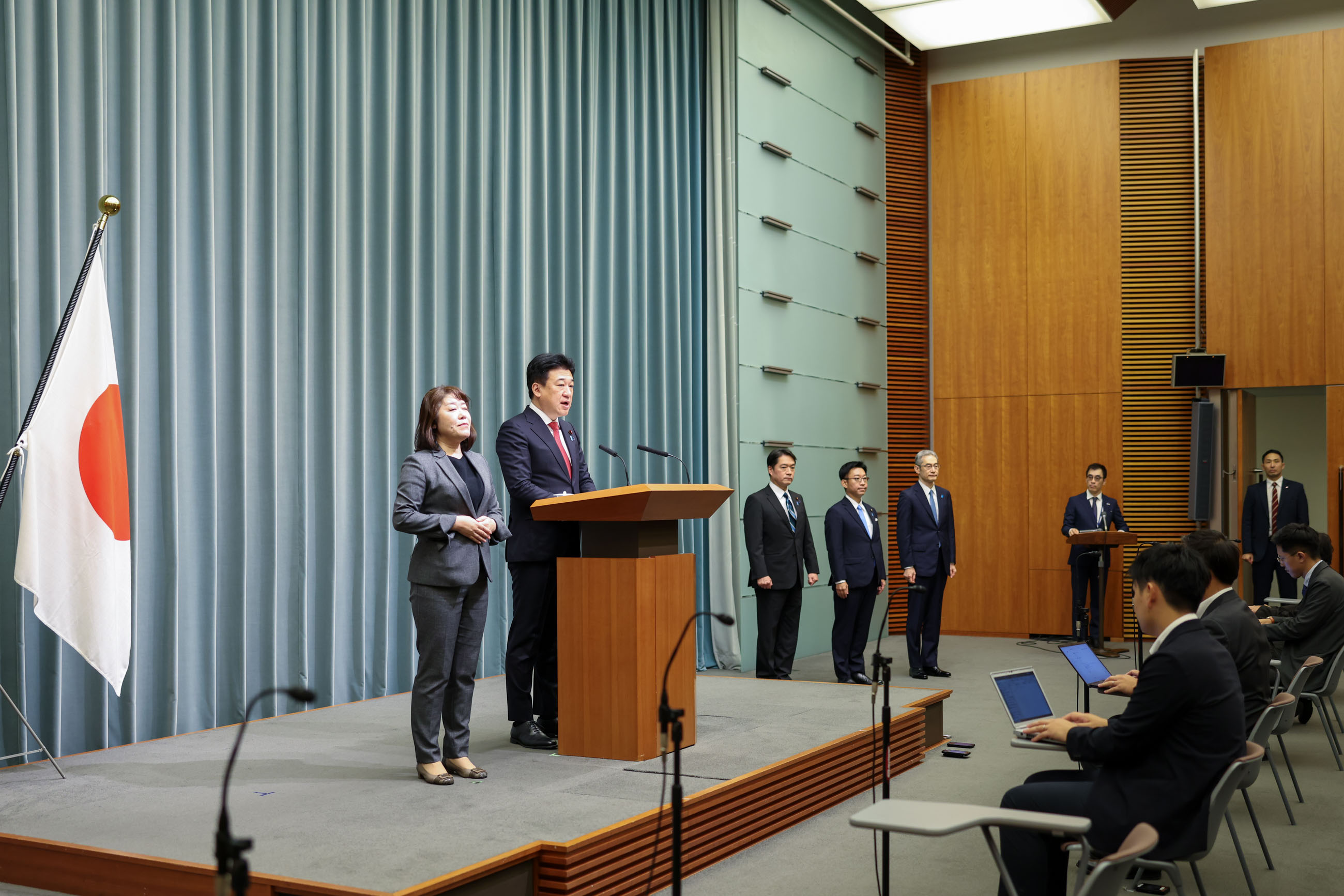 閣僚等名簿を読み上げる木原官房長官４