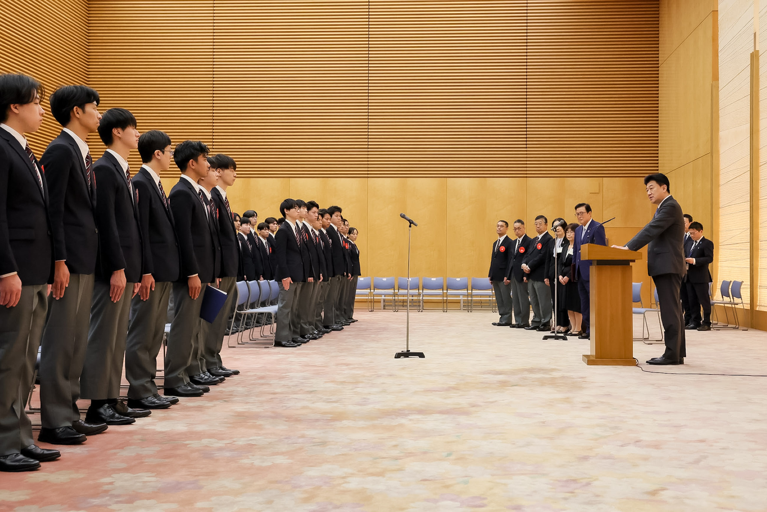 表敬を受ける木原官房長官３