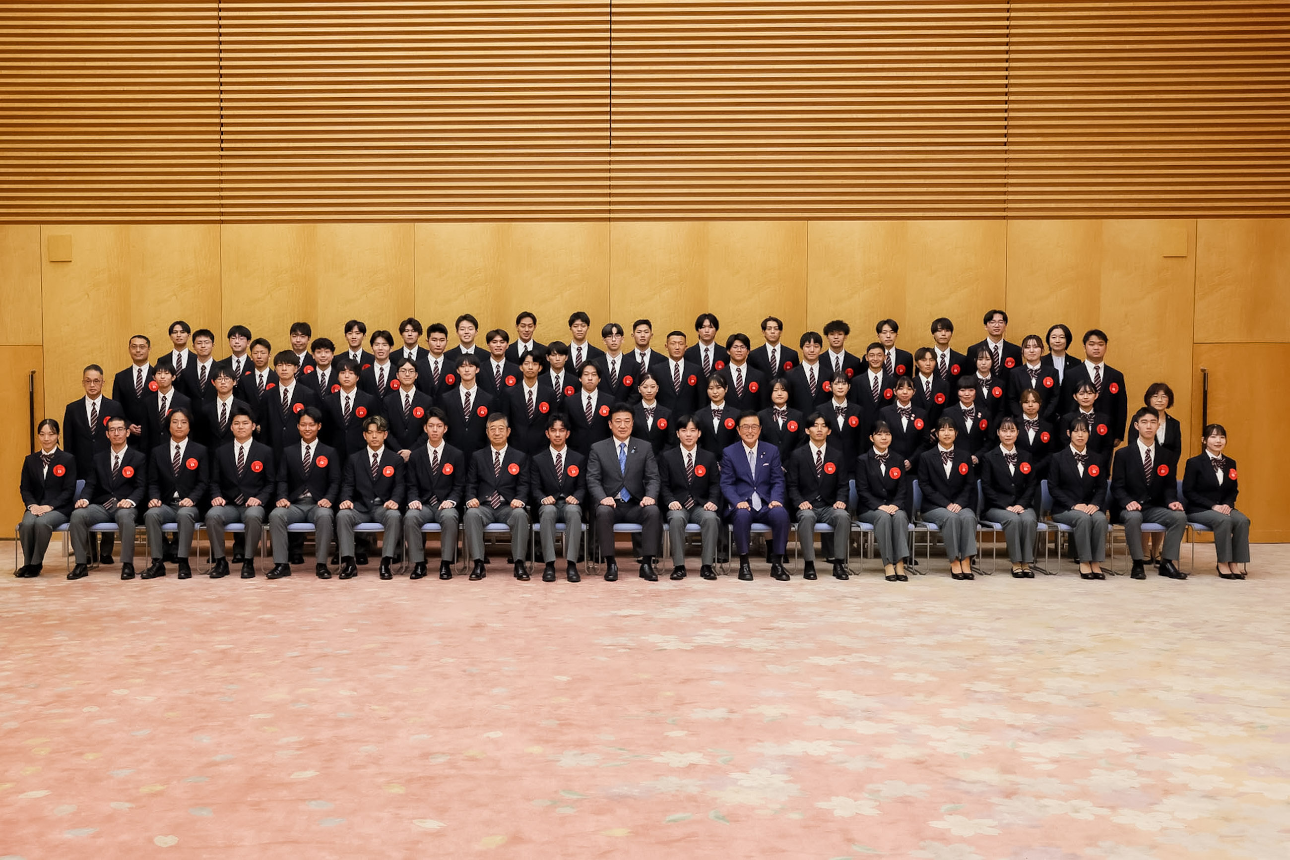技能五輪国際大会（中国・上海大会）における日本選手団による表敬の様子１