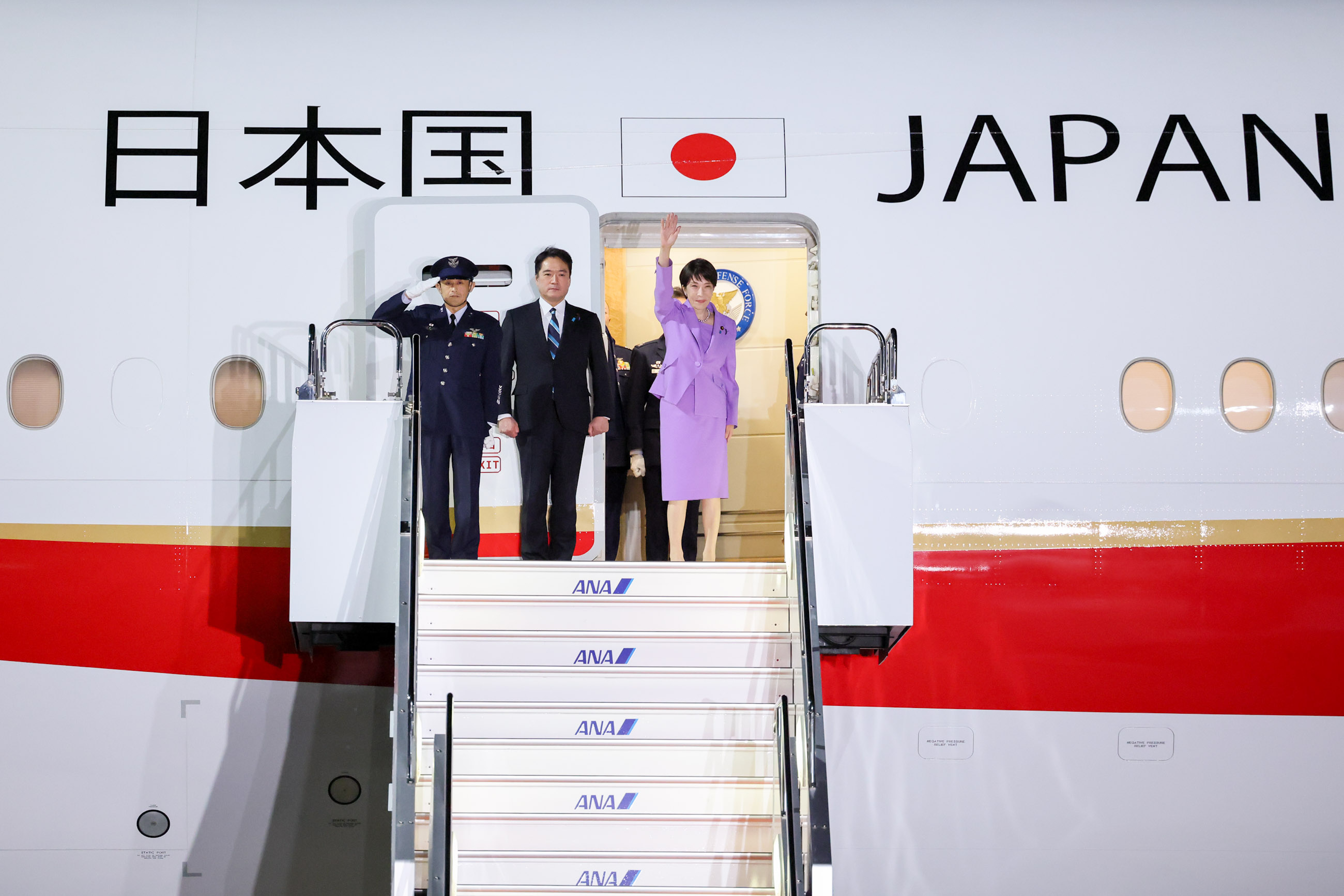 羽田空港を出発する高市総理１