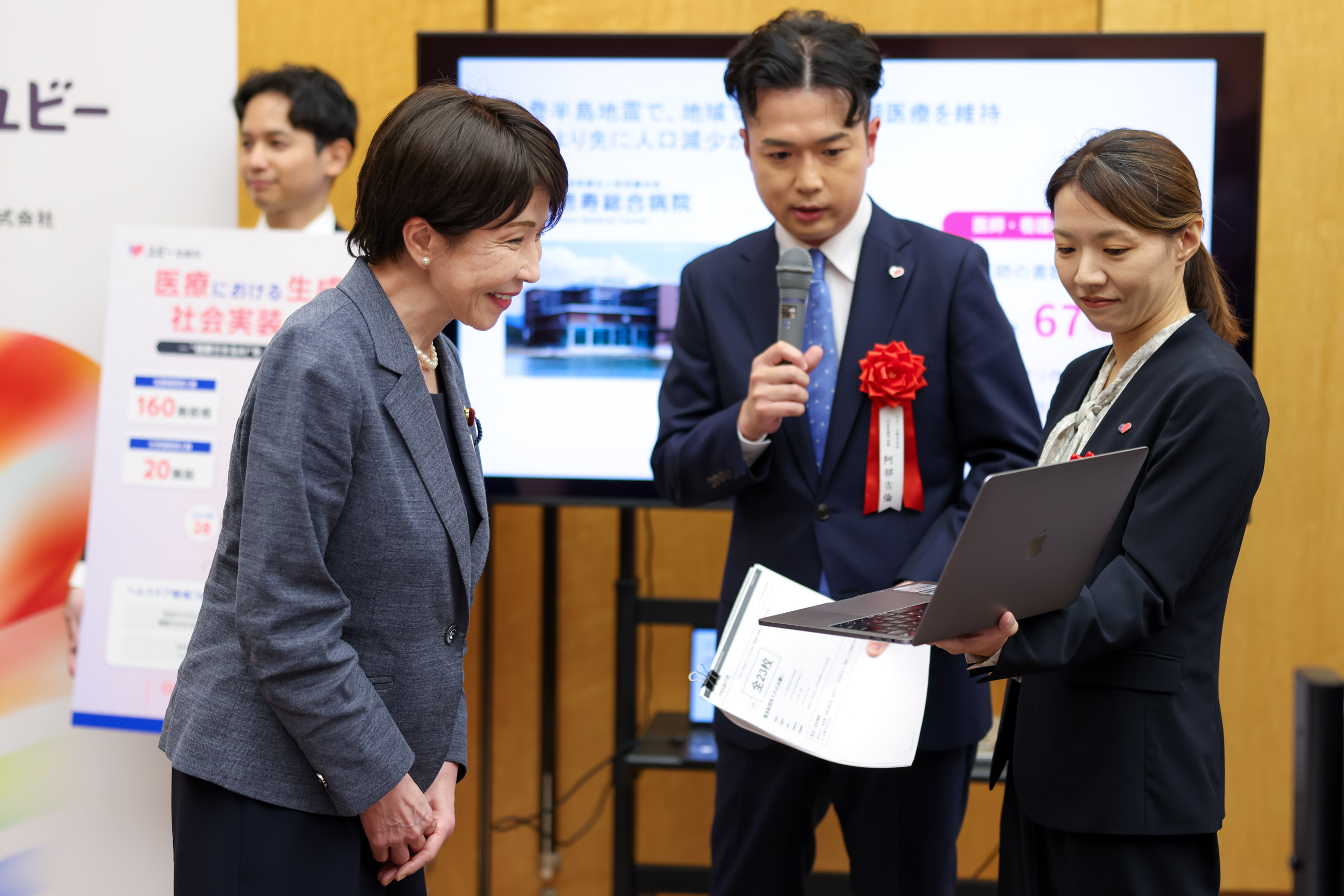 受賞者の展示ブースを観覧する高市総理６