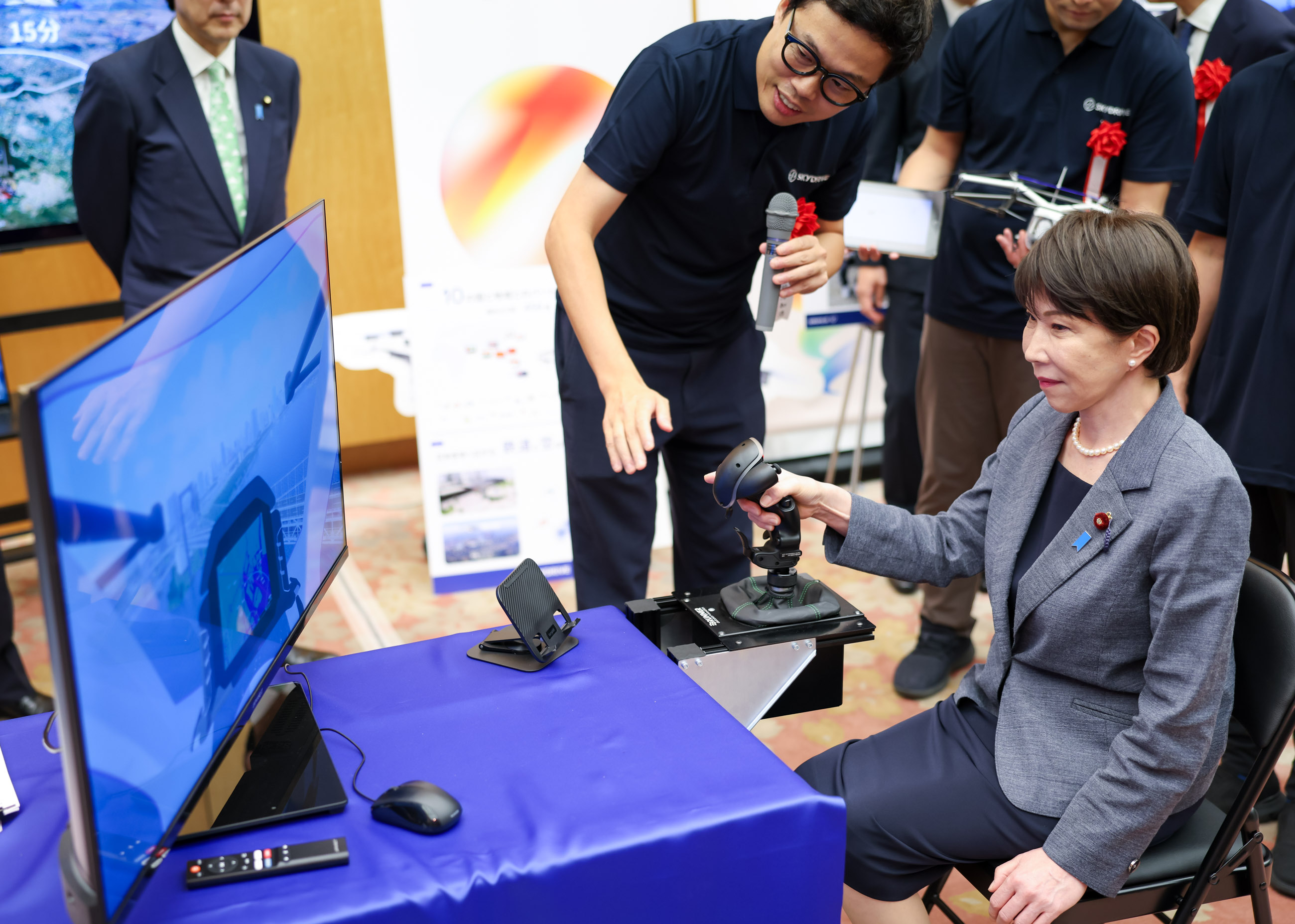 受賞者の展示ブースを観覧する高市総理７