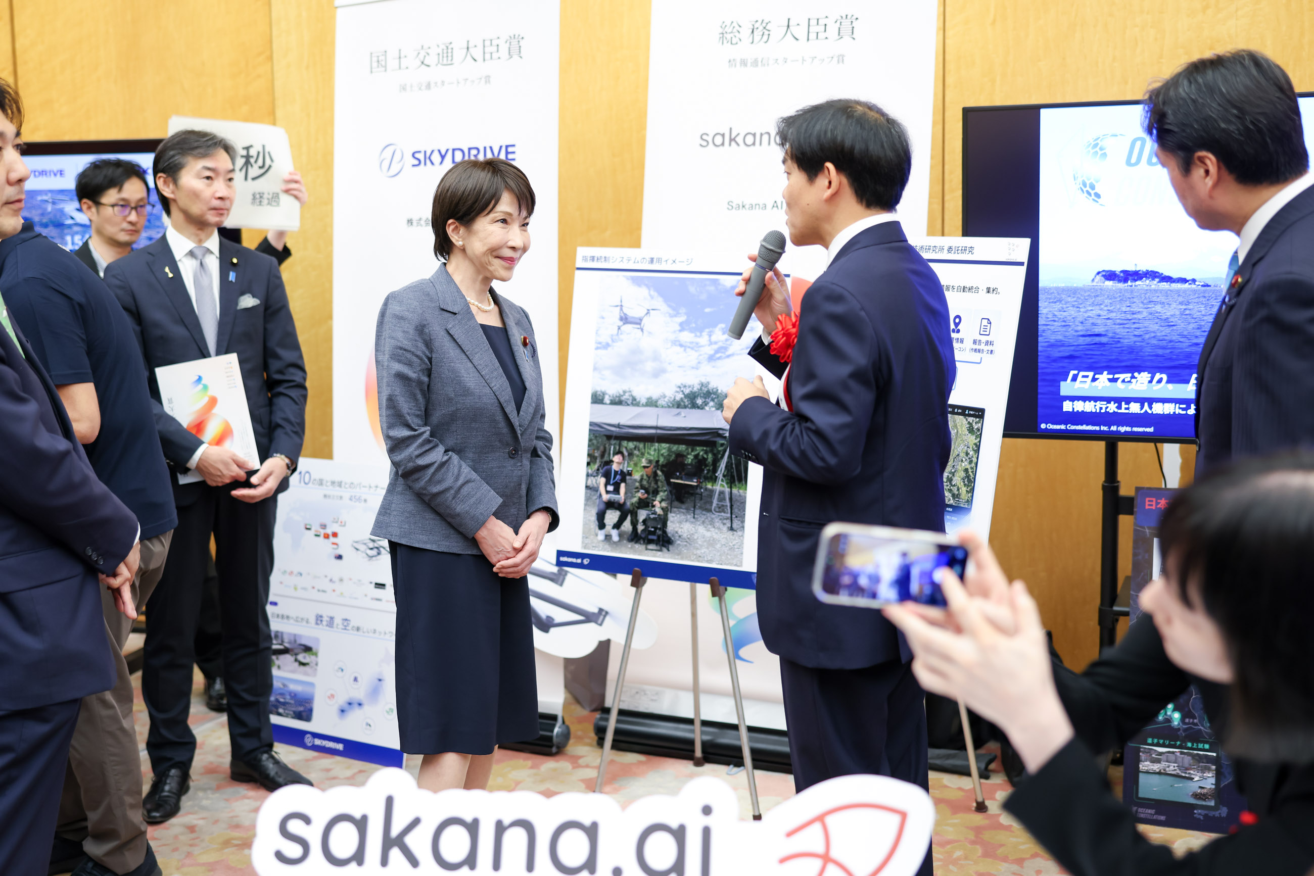 受賞者の展示ブースを観覧する高市総理８