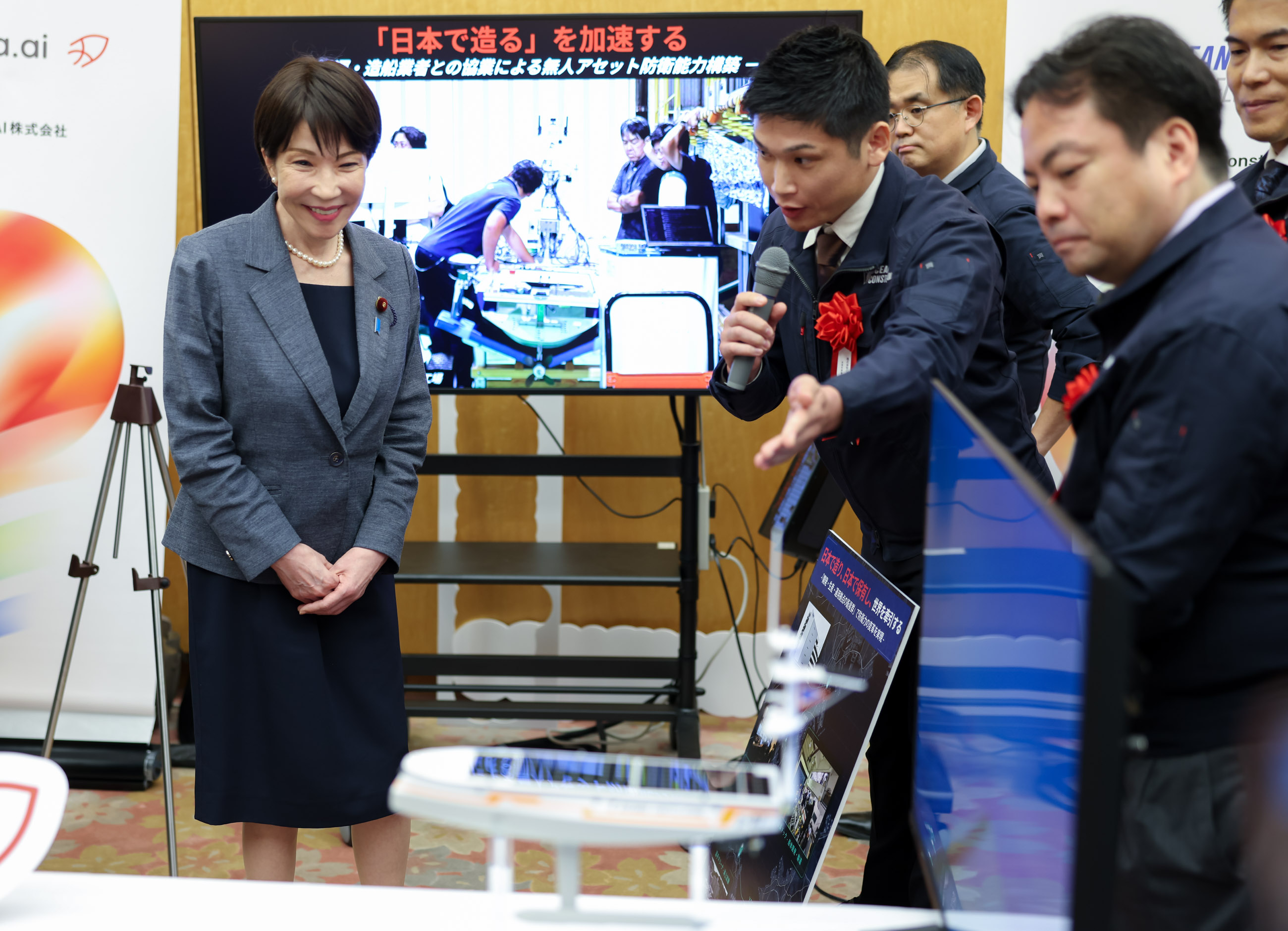 受賞者の展示ブースを観覧する高市総理９
