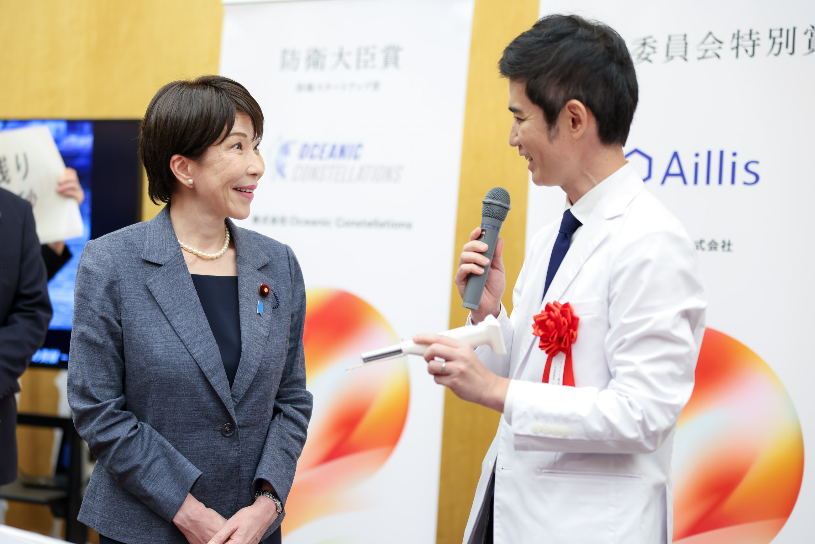受賞者の展示ブースを観覧する高市総理１０