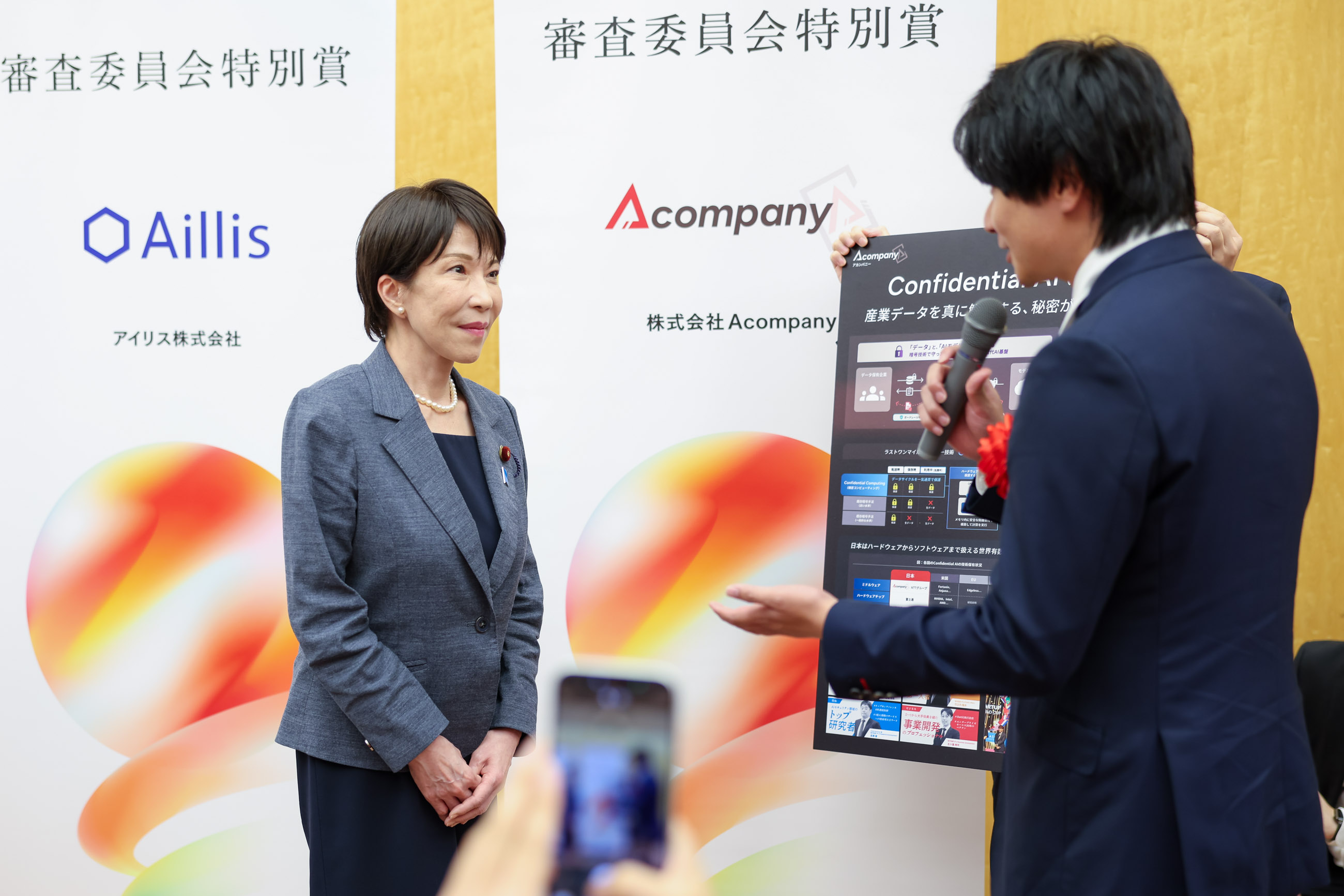 受賞者の展示ブースを観覧する高市総理１１